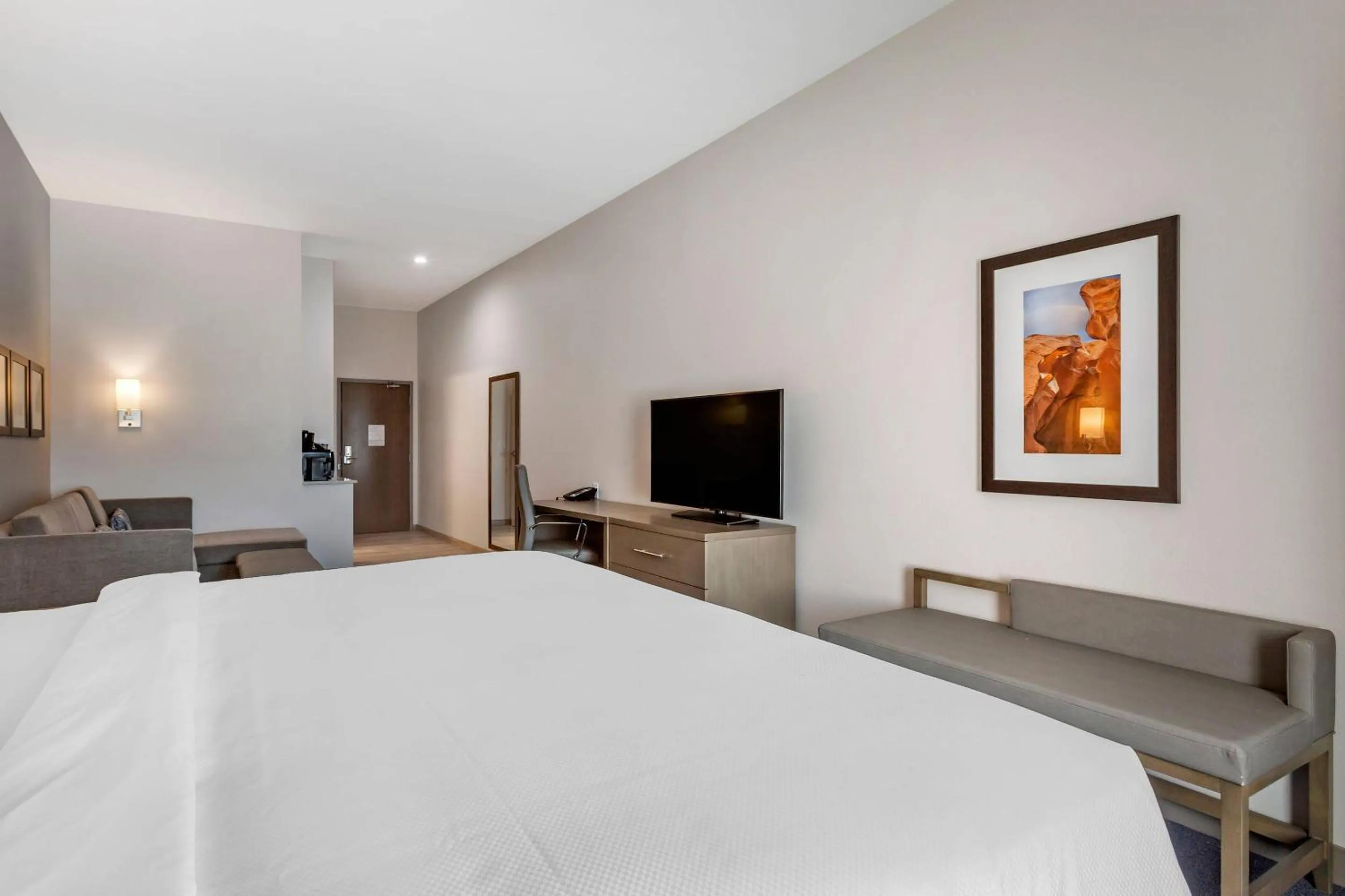 Bedroom, Bed in Comfort Suites Scottsdale Talking Stick Entertainment District