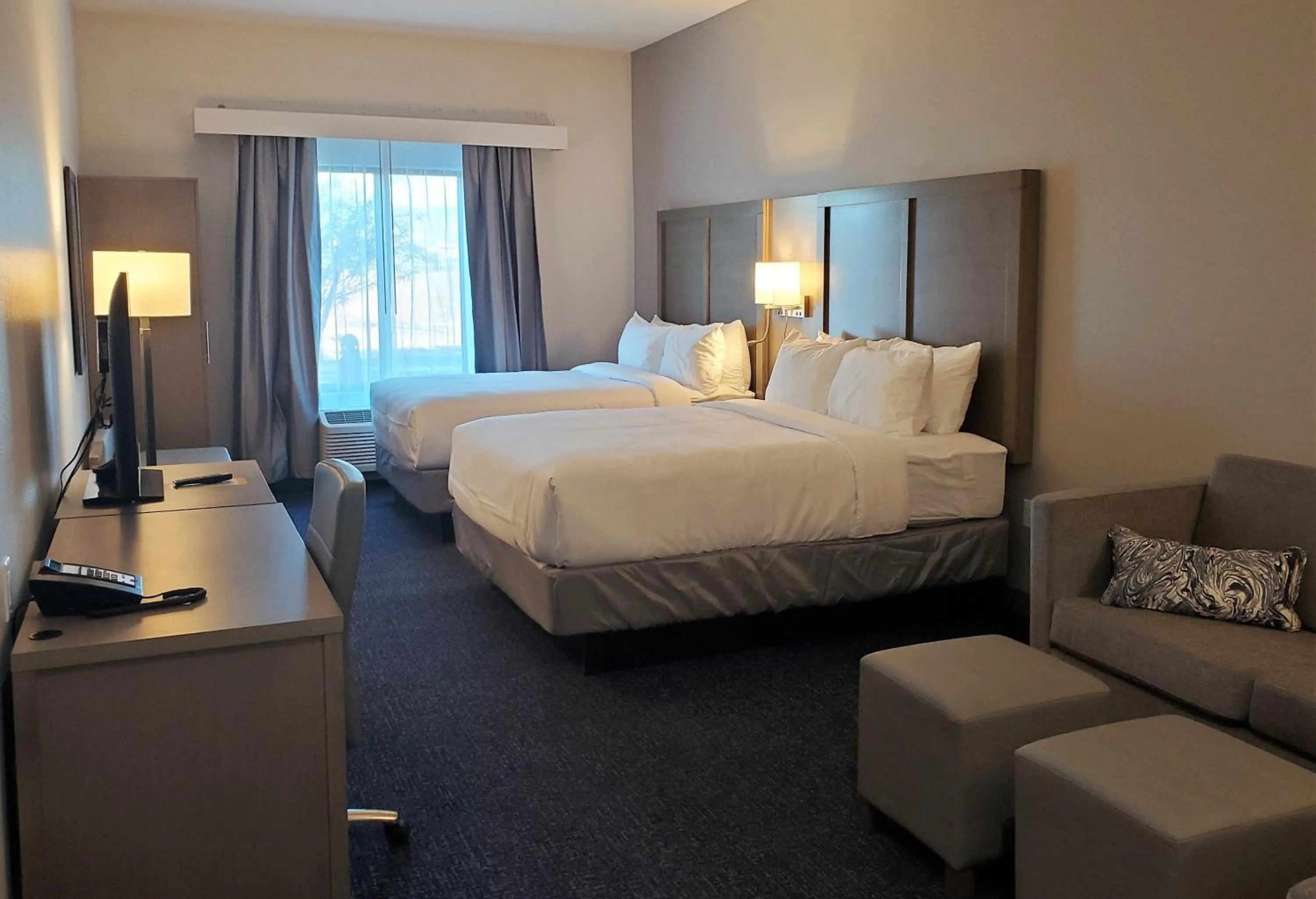 Photo of the whole room, Bed in Comfort Suites Scottsdale Talking Stick Entertainment District