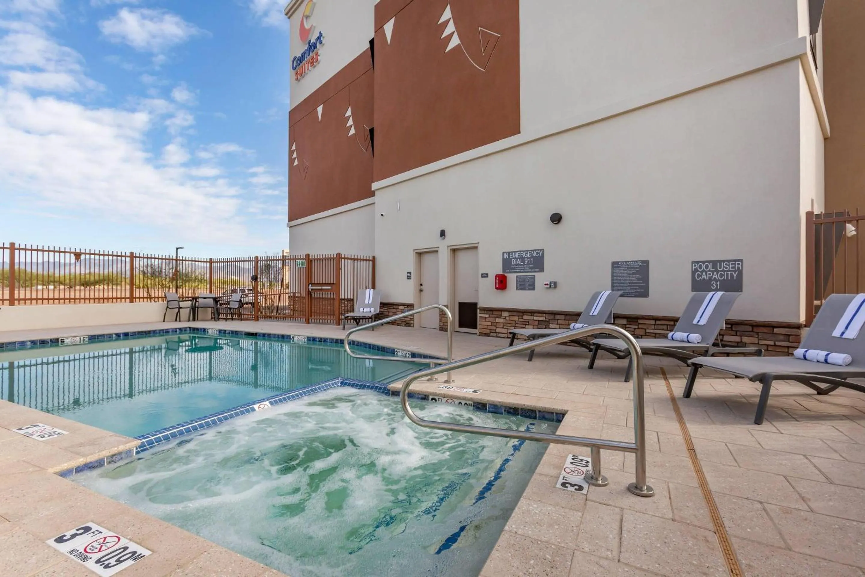 Swimming pool in Comfort Suites Scottsdale Talking Stick Entertainment District