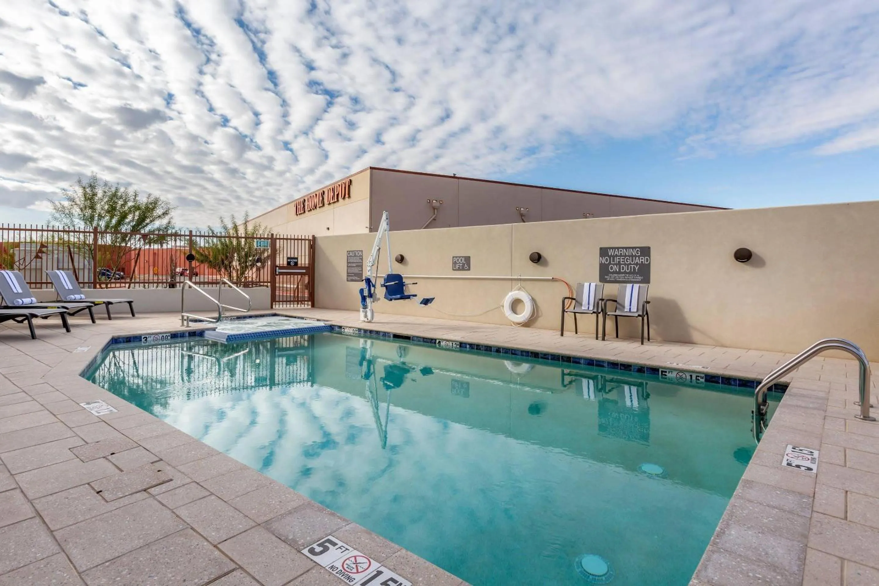 Swimming pool in Comfort Suites Scottsdale Talking Stick Entertainment District