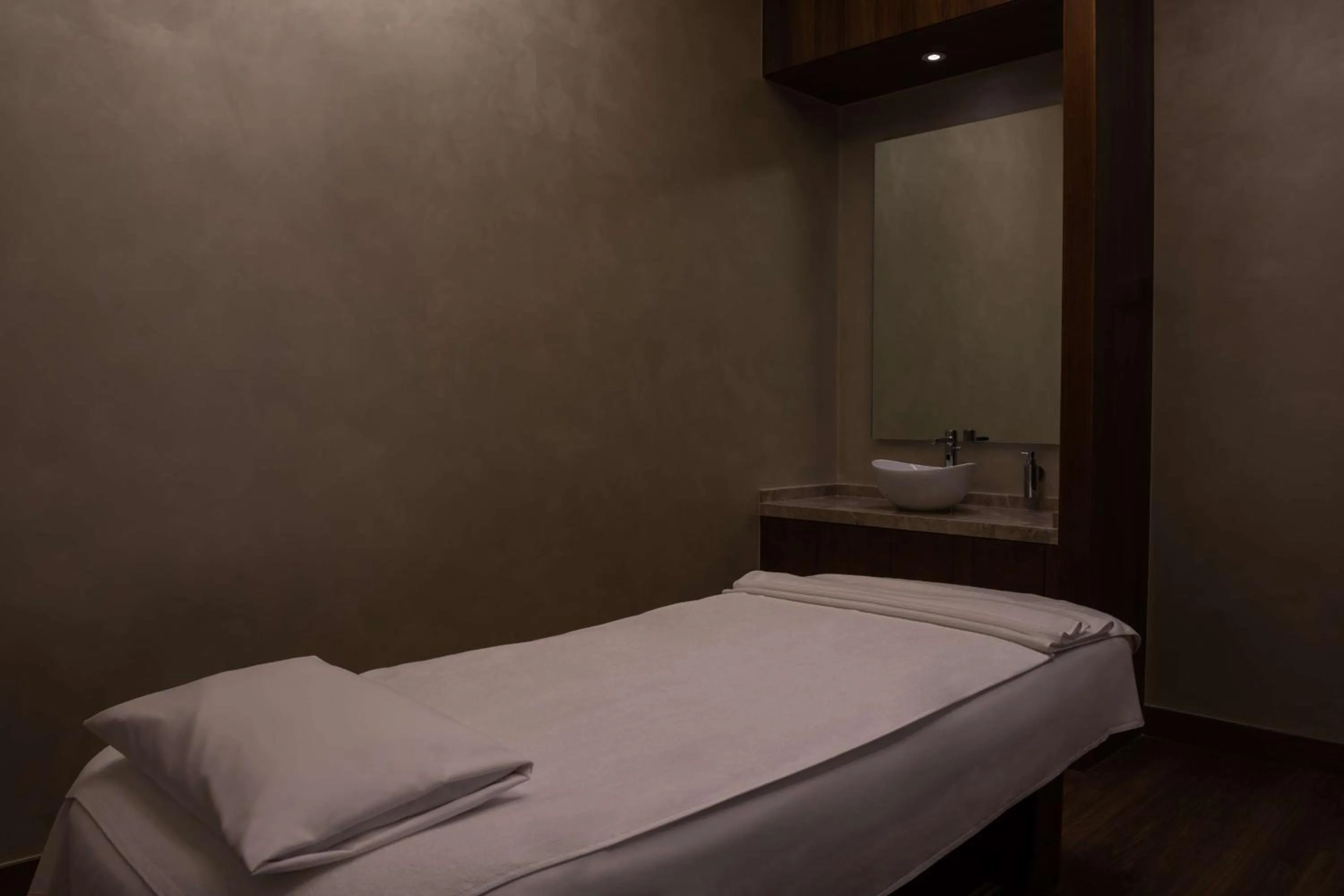 Spa and wellness centre/facilities, Bed in Radisson Resort Ras Al Khaimah Marjan Island
