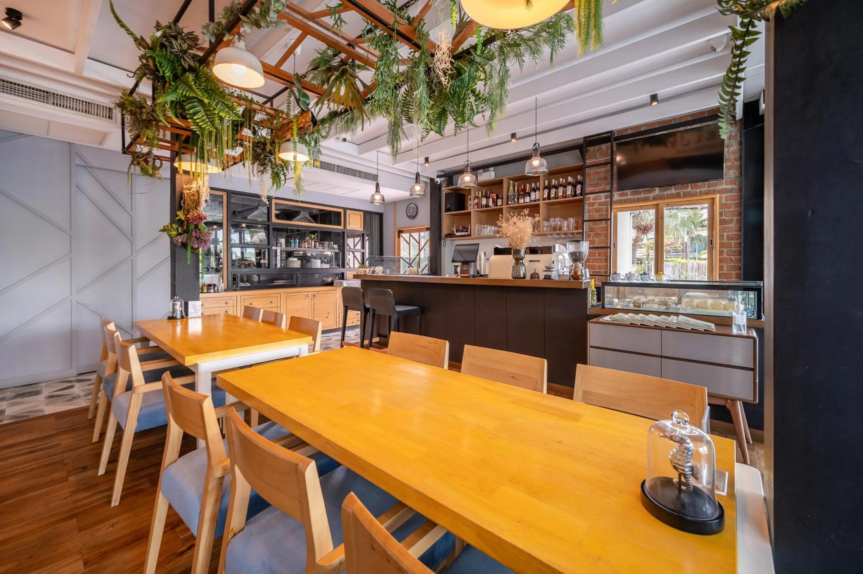 Restaurant/places to eat in Manhattan Pattaya Hotel - SHA Extra Plus