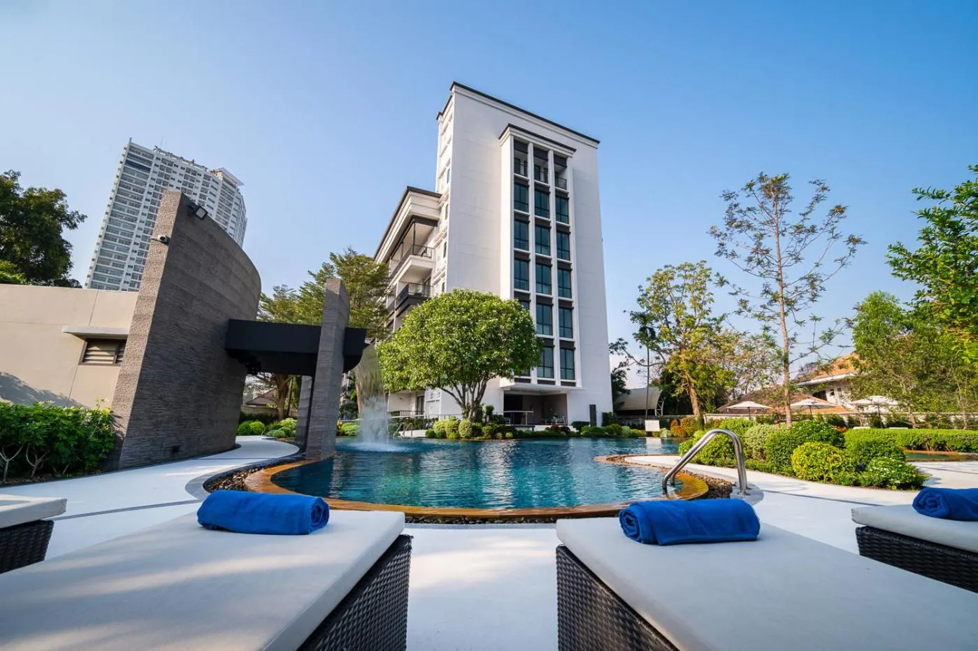 Swimming pool in Manhattan Pattaya Hotel - SHA Extra Plus