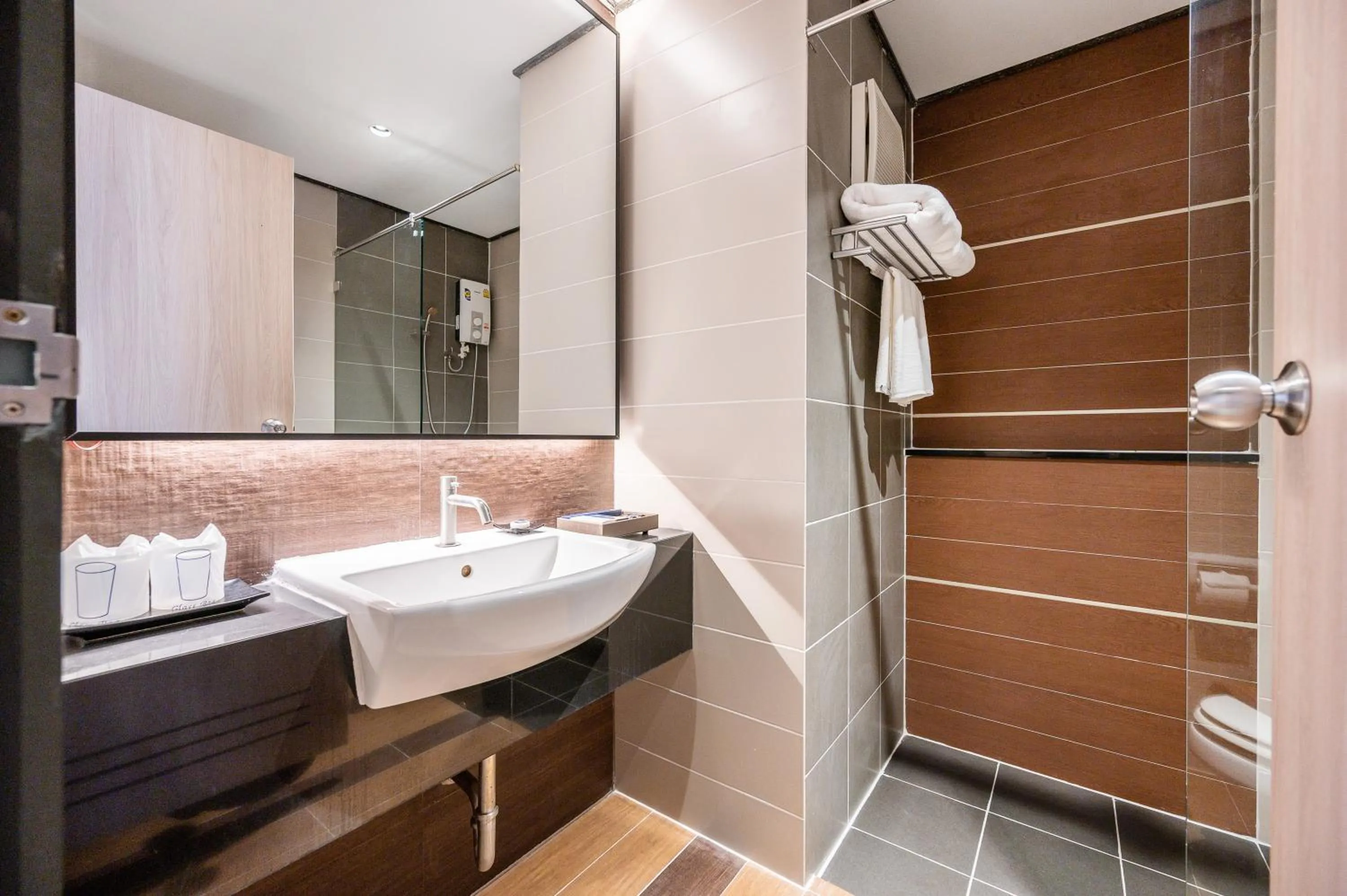 Shower in Manhattan Pattaya Hotel - SHA Extra Plus