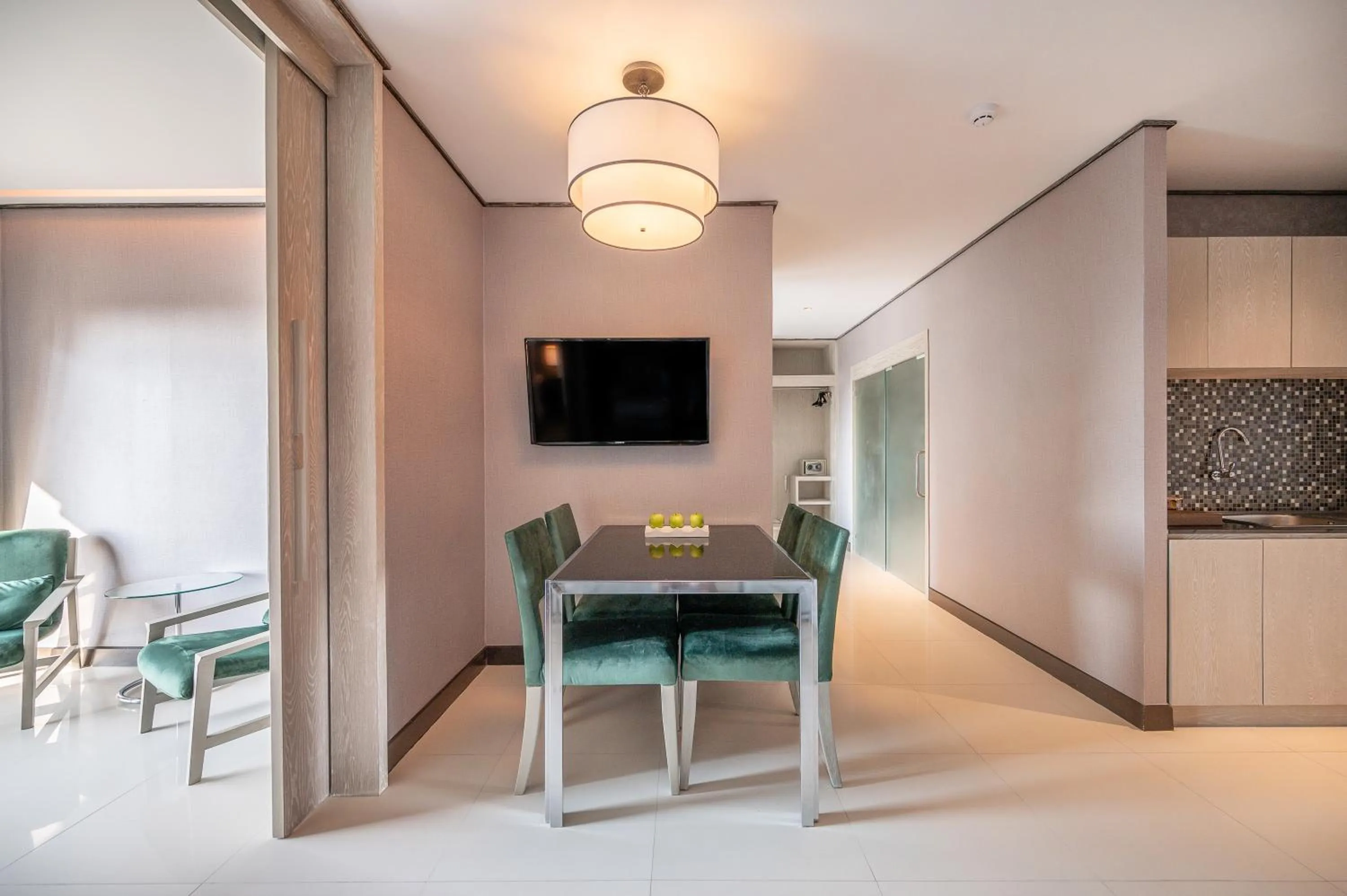 Dining area in Manhattan Pattaya Hotel - SHA Extra Plus