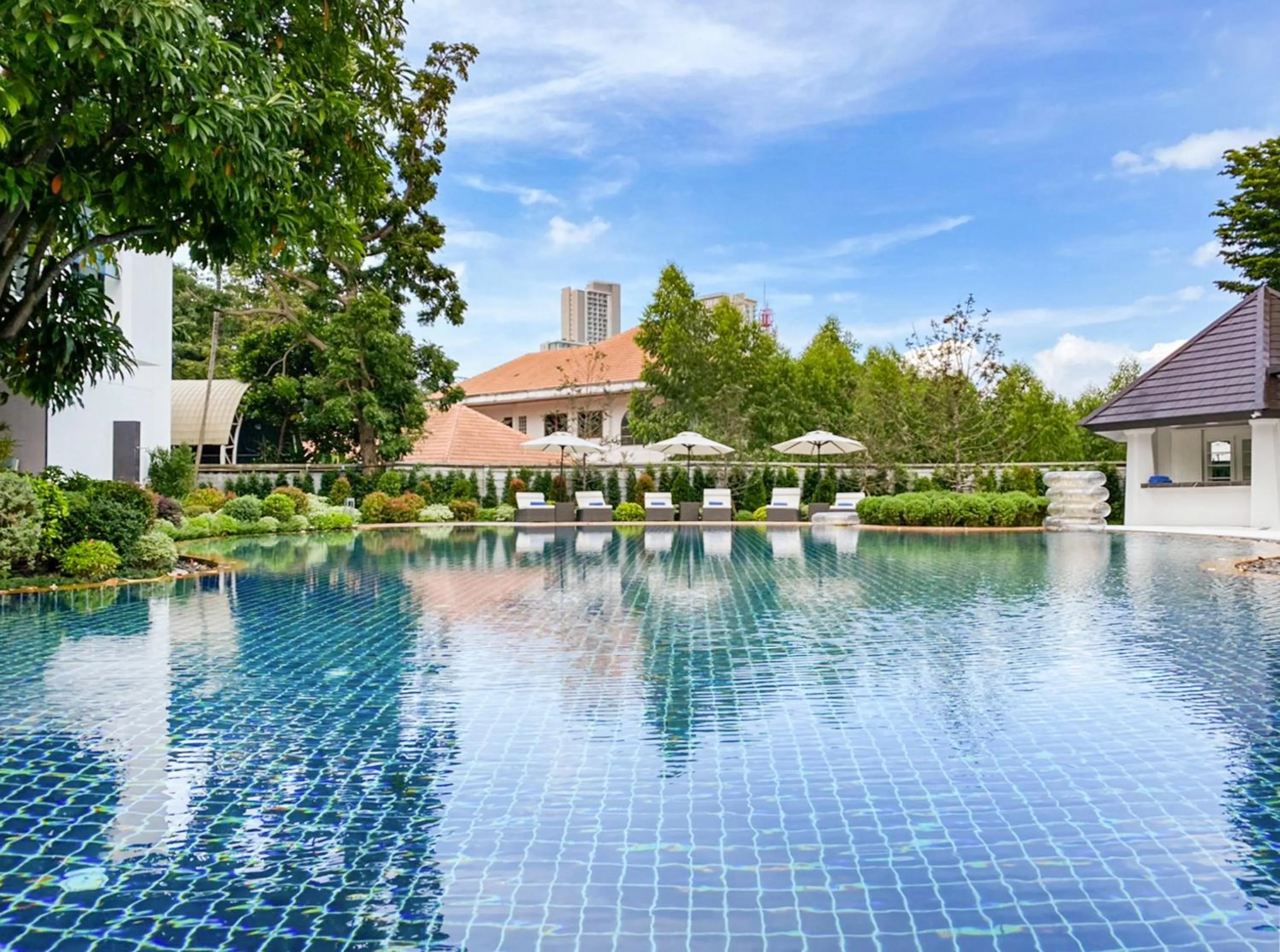 Swimming pool in Manhattan Pattaya Hotel - SHA Extra Plus