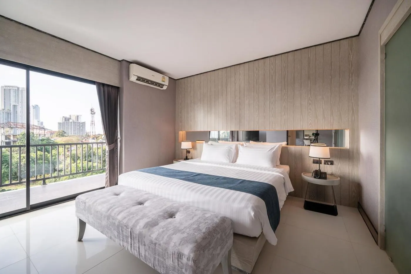 Bedroom, Bed in Manhattan Pattaya Hotel - SHA Extra Plus