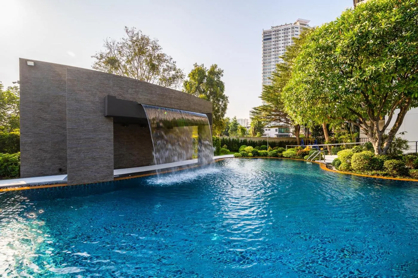 Swimming pool in Manhattan Pattaya Hotel - SHA Extra Plus