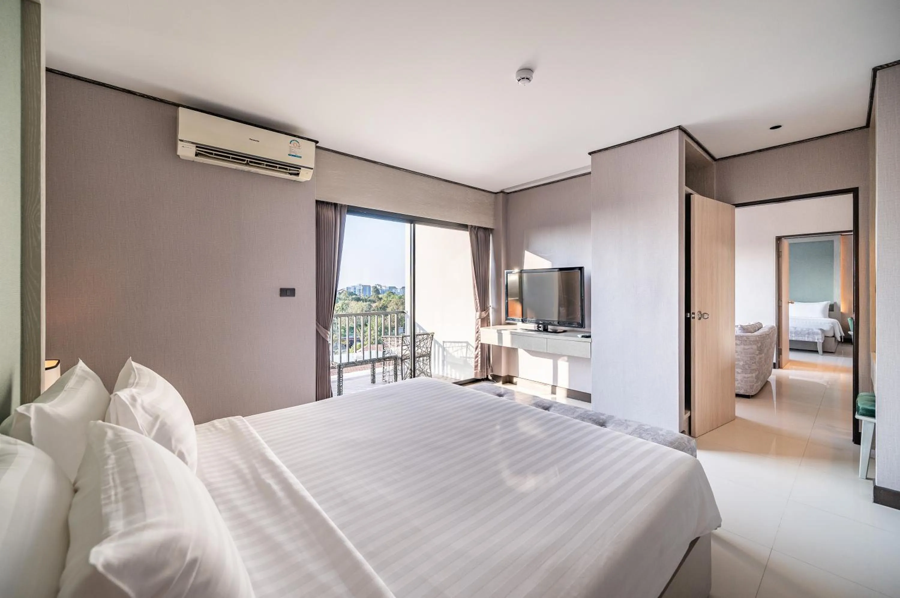 Bedroom, Bed in Manhattan Pattaya Hotel - SHA Extra Plus