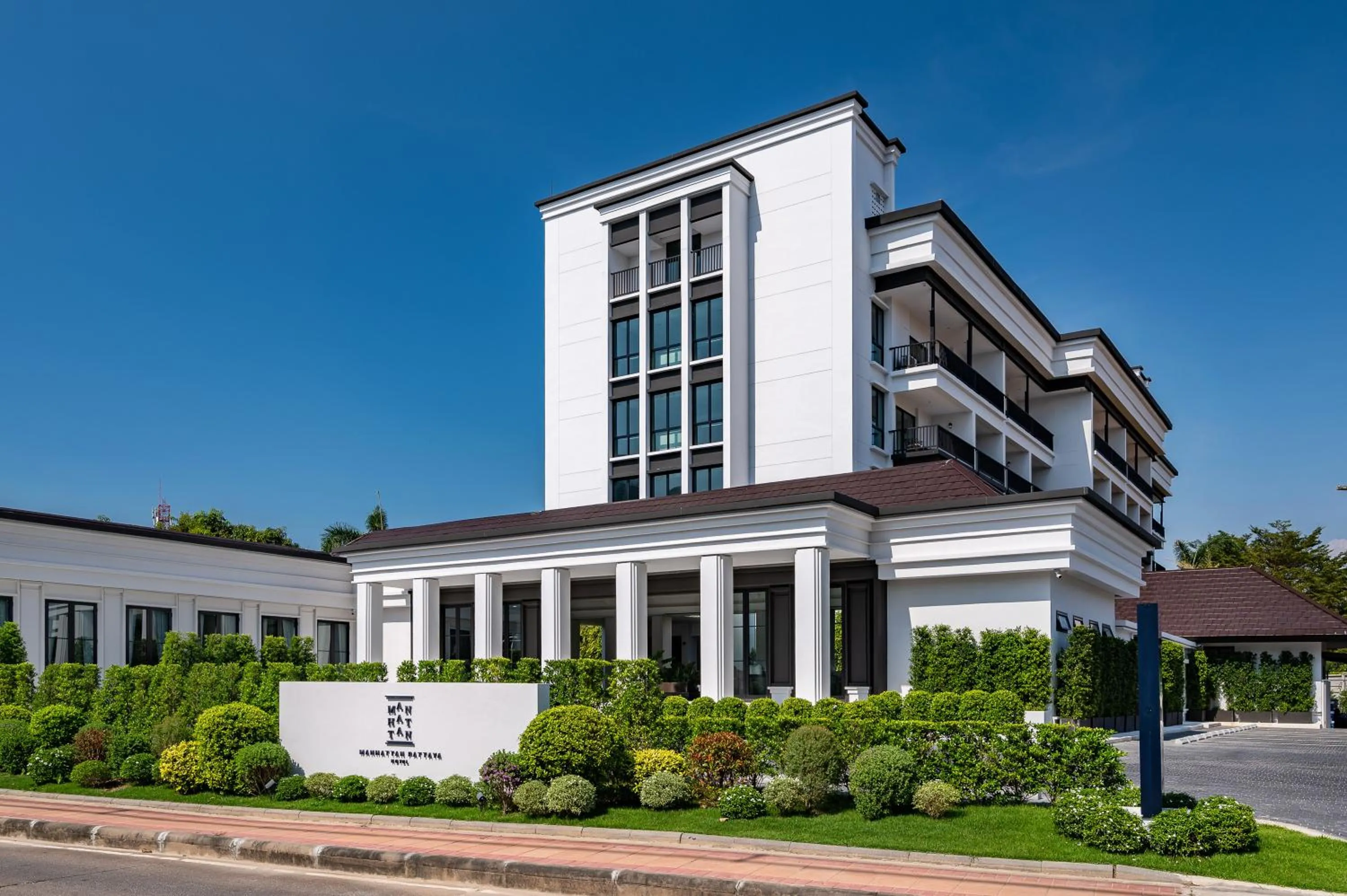 Property building in Manhattan Pattaya Hotel - SHA Extra Plus