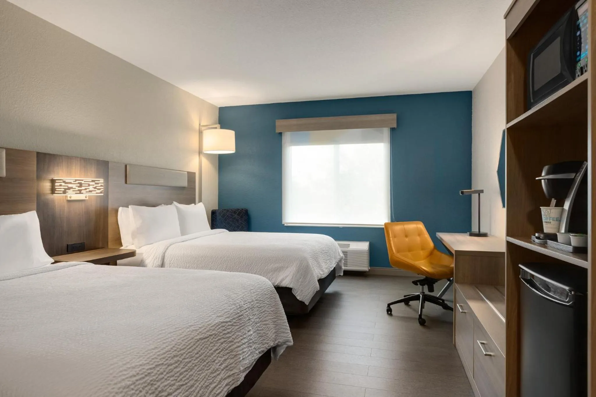 Photo of the whole room, Bed in Holiday Inn Express Fort Lauderdale Airport South by IHG