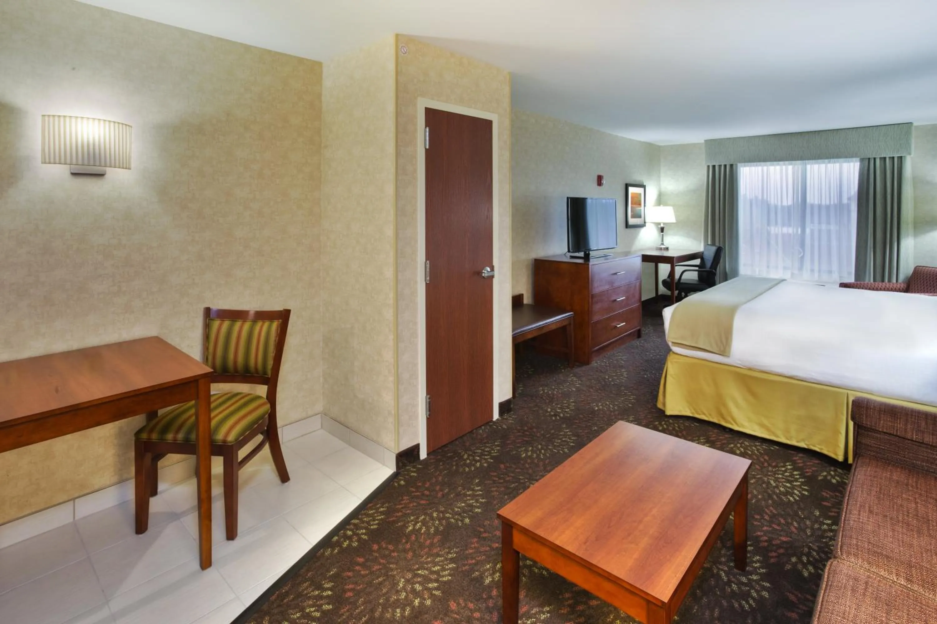 Photo of the whole room, Bed in Holiday Inn Express Frankenmuth by IHG