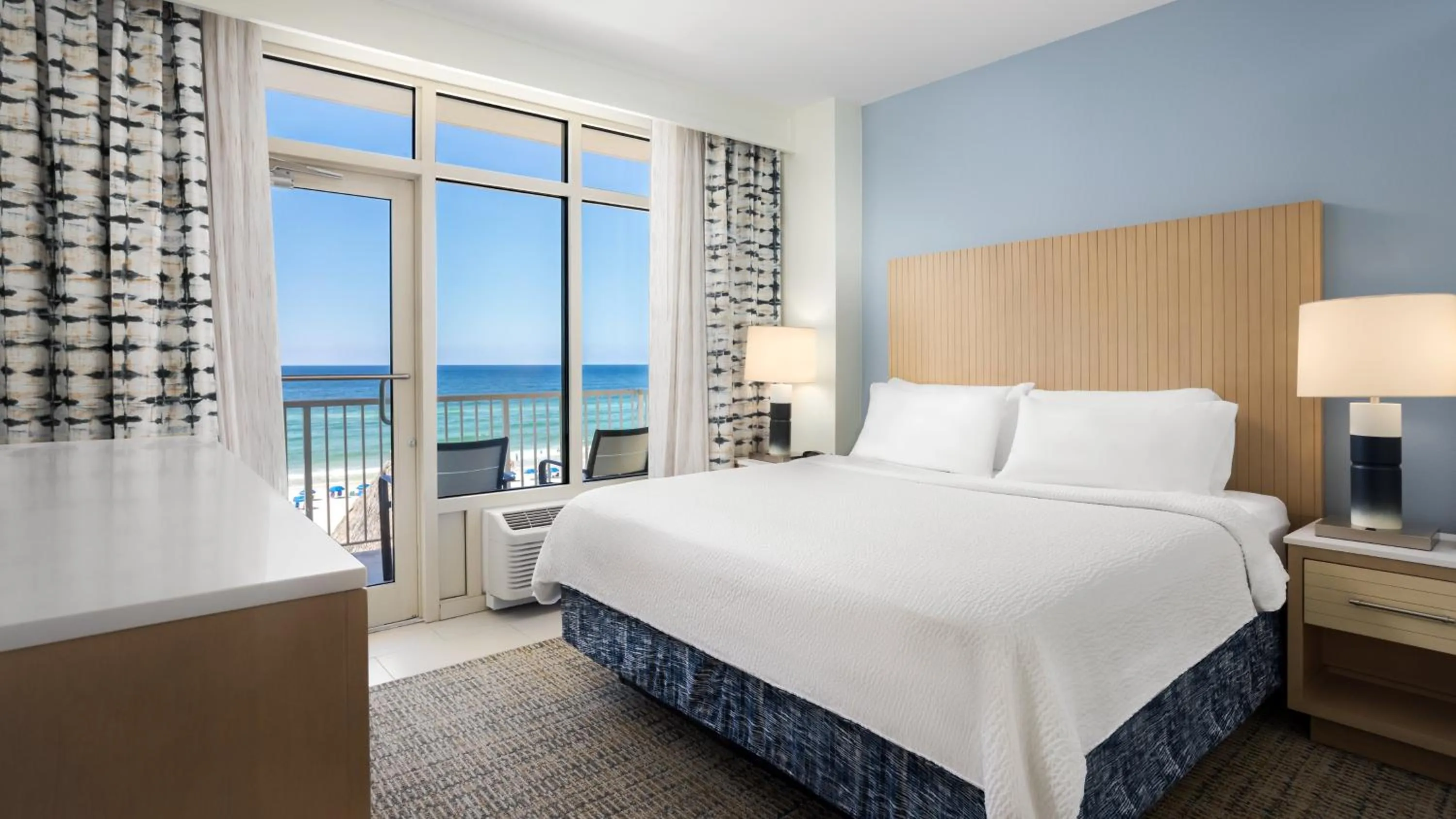 Photo of the whole room, Bed in Holiday Inn Resort Fort Walton Beach by IHG