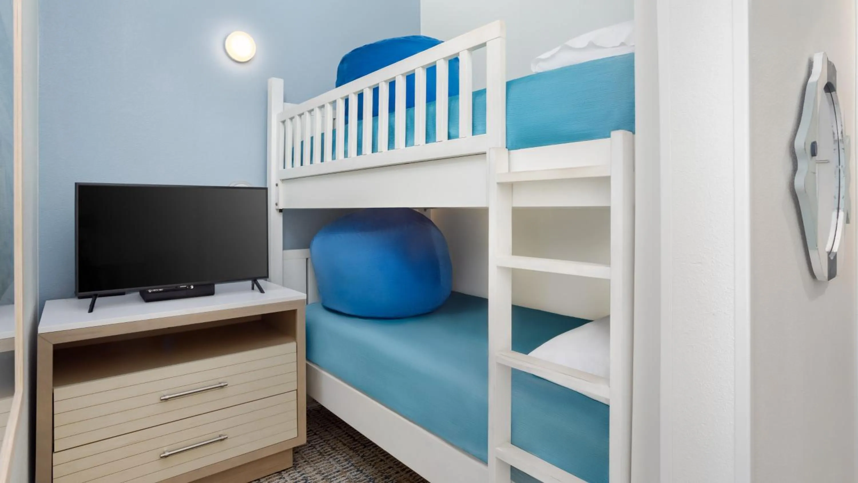 Photo of the whole room, Bed in Holiday Inn Resort Fort Walton Beach by IHG