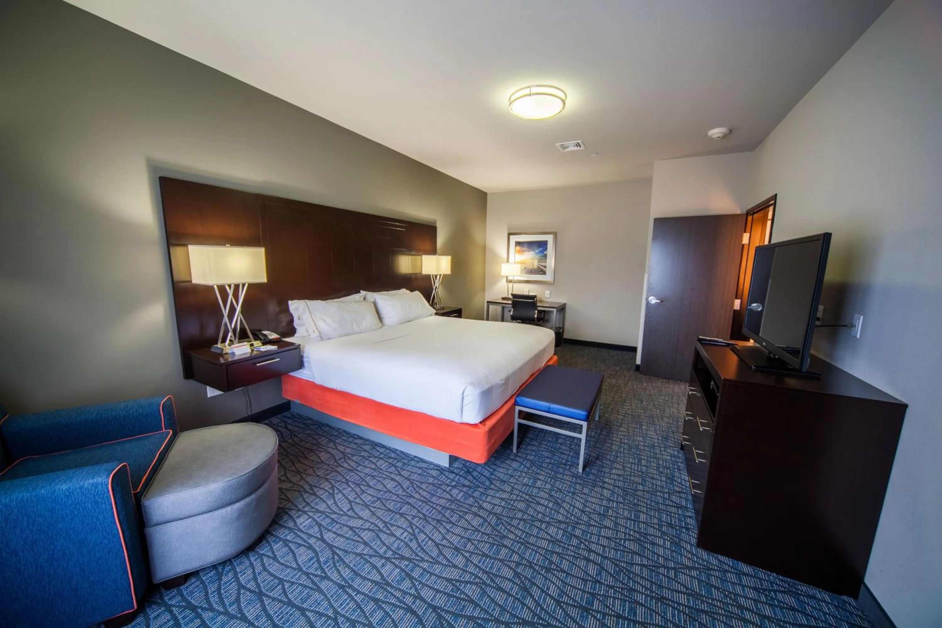 Photo of the whole room, Bed in Holiday Inn Express & Suites Oklahoma City Southeast - I-35 by IHG