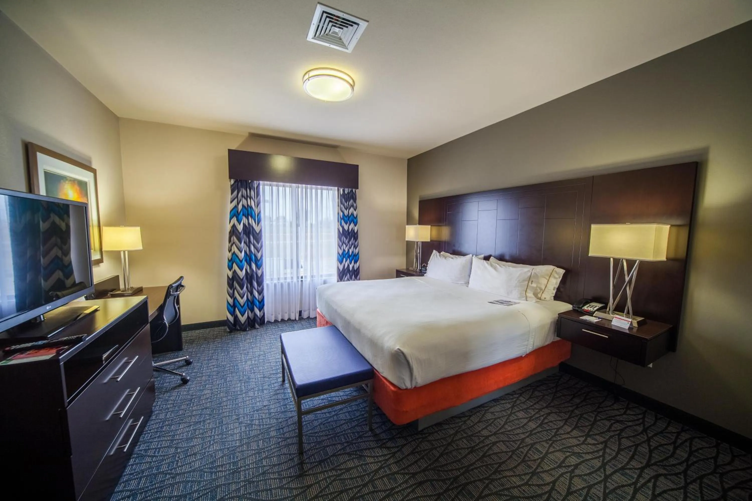 Photo of the whole room, Bed in Holiday Inn Express & Suites Oklahoma City Southeast - I-35 by IHG