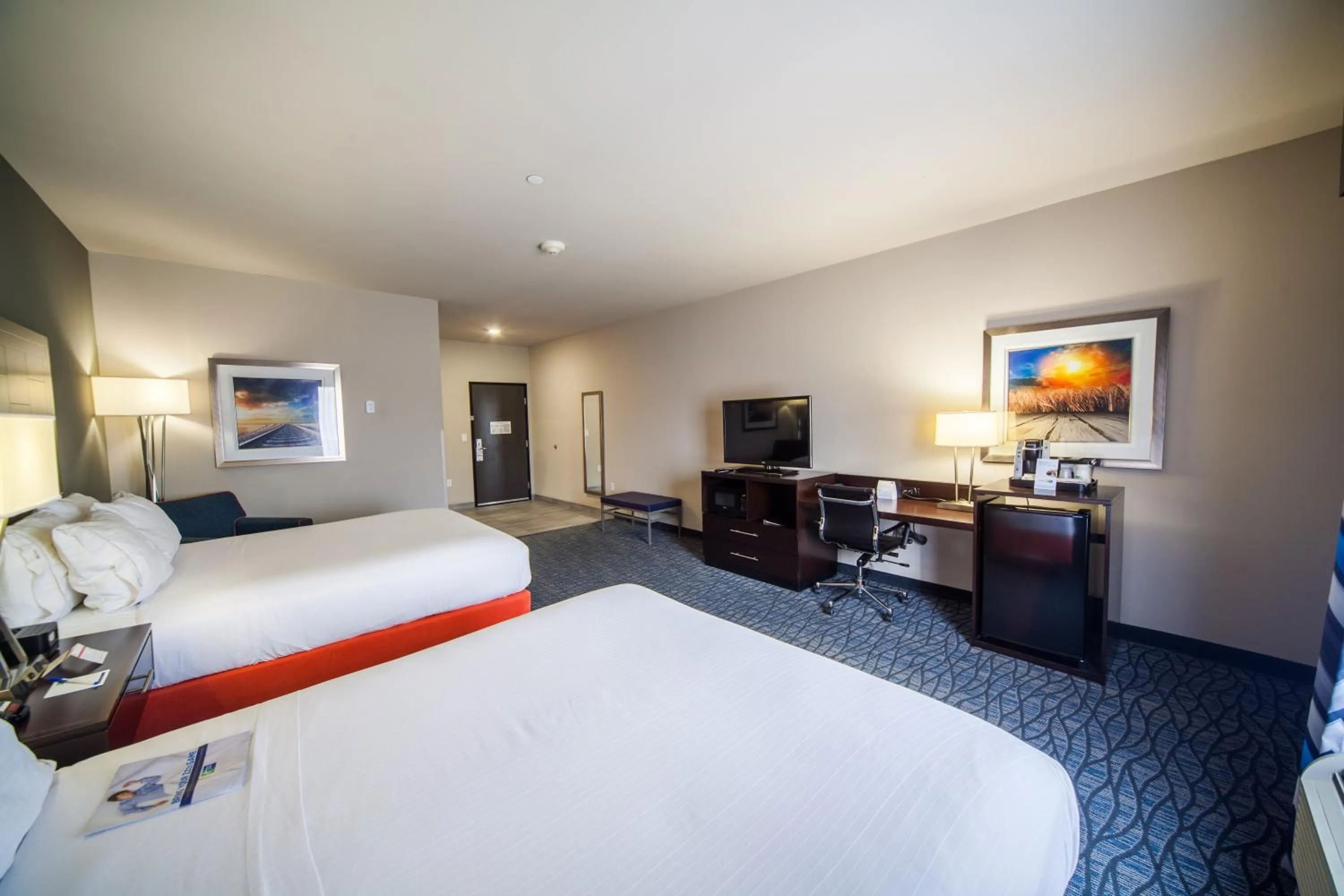 Photo of the whole room, Bed in Holiday Inn Express & Suites Oklahoma City Southeast - I-35 by IHG