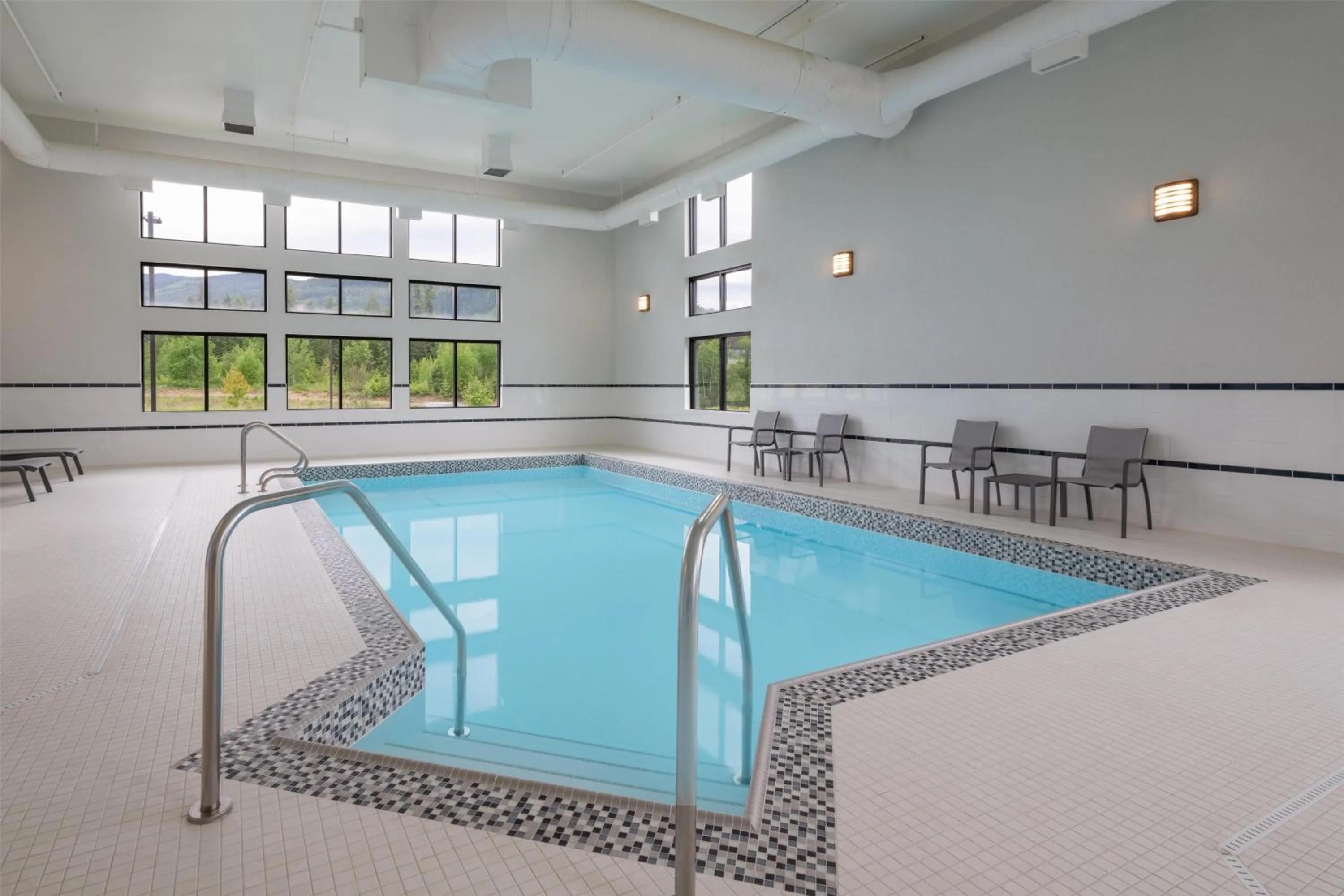 Pool view in Best Western Plus Gateway to the Falls