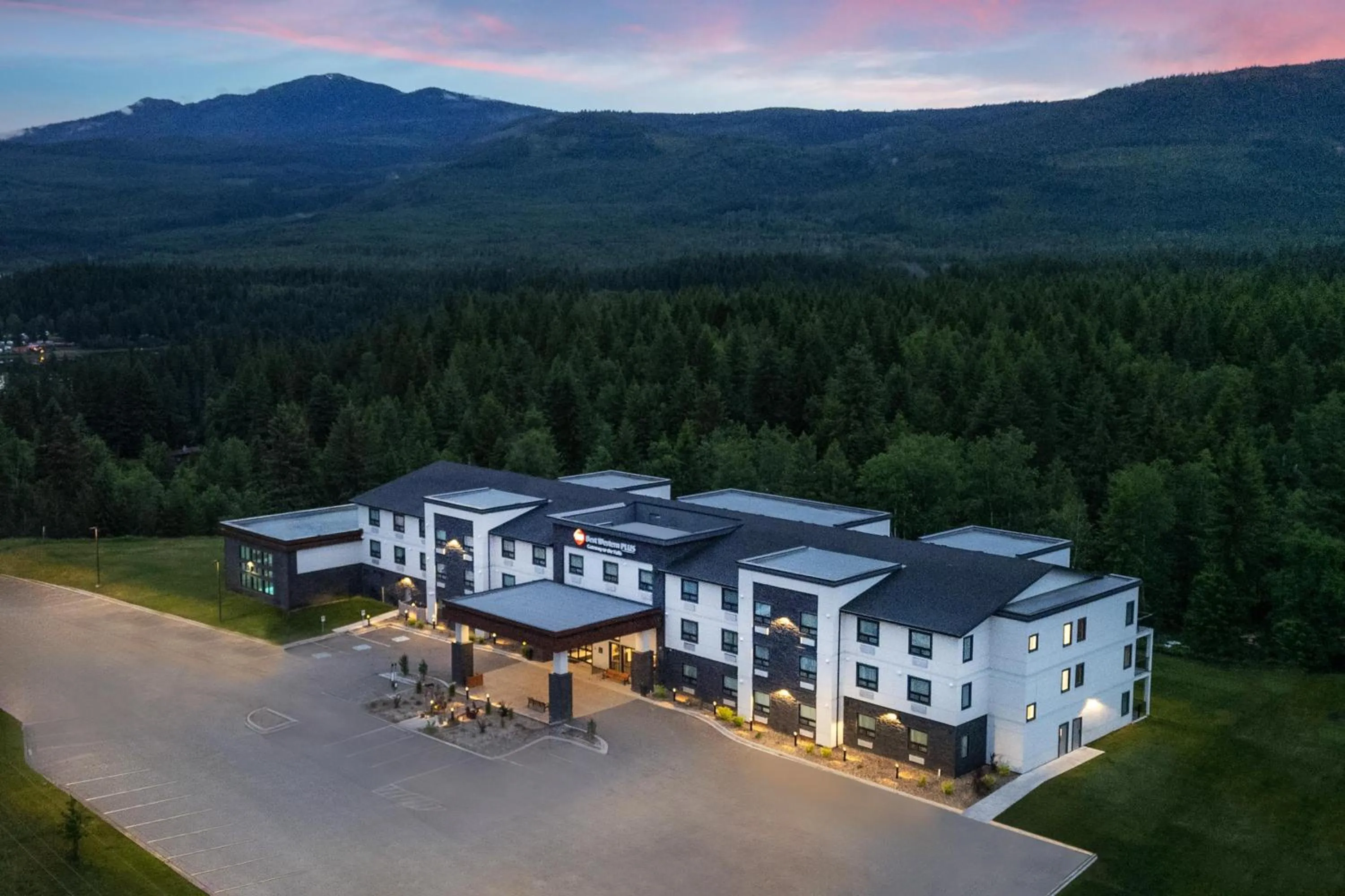 Property building in Best Western Plus Gateway to the Falls