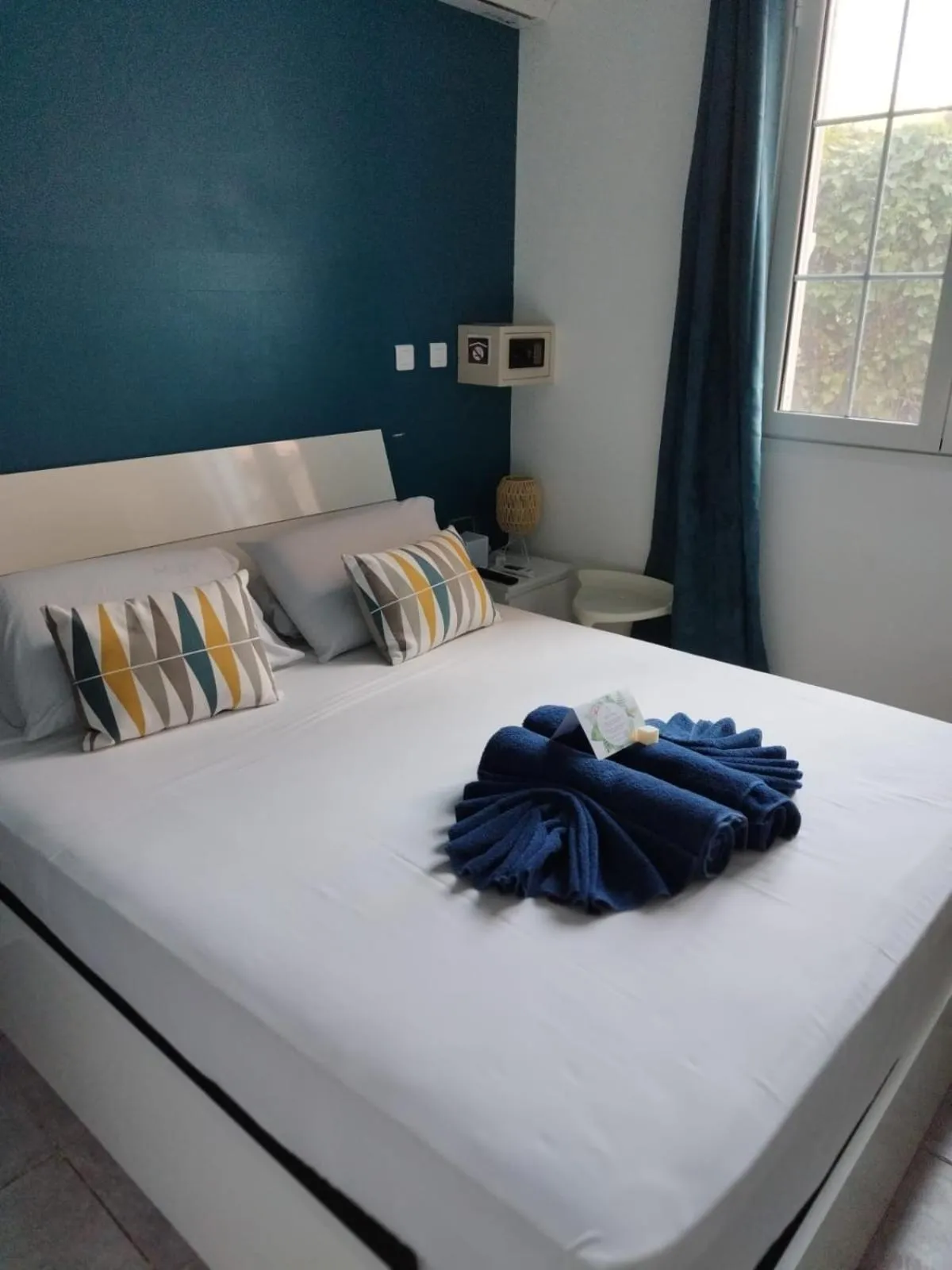 View (from property/room), Bed in Lindsey Hôtel