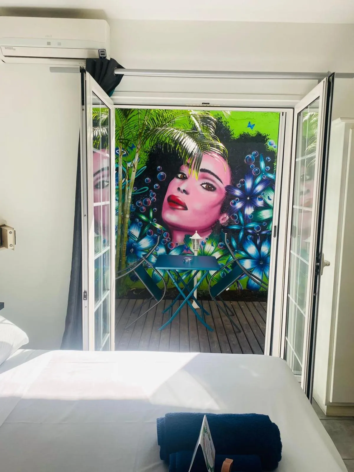 Decorative detail, Bed in Lindsey Hôtel