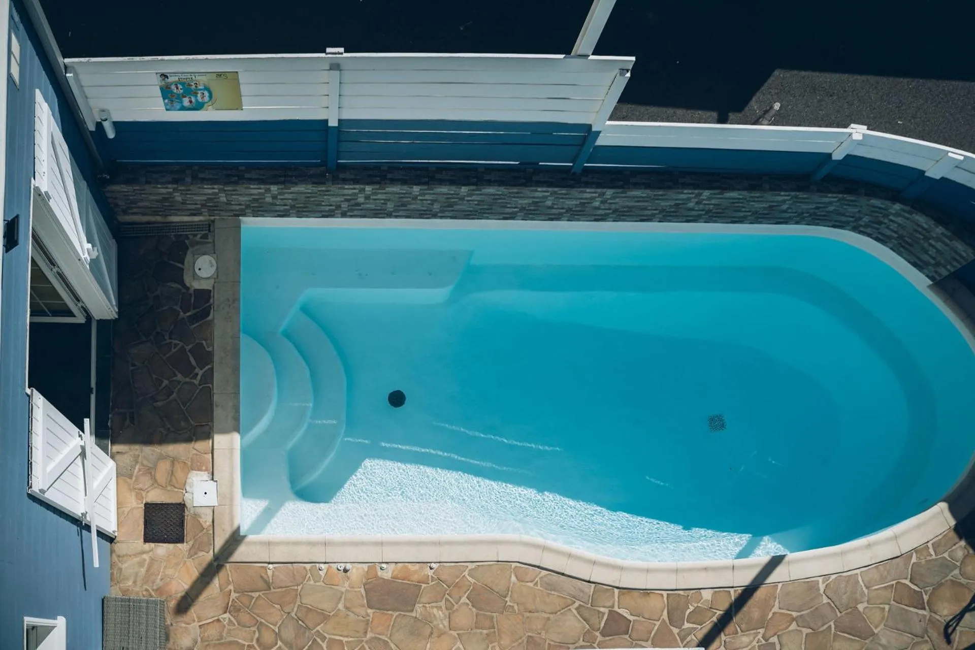 Swimming pool in Lindsey Hôtel