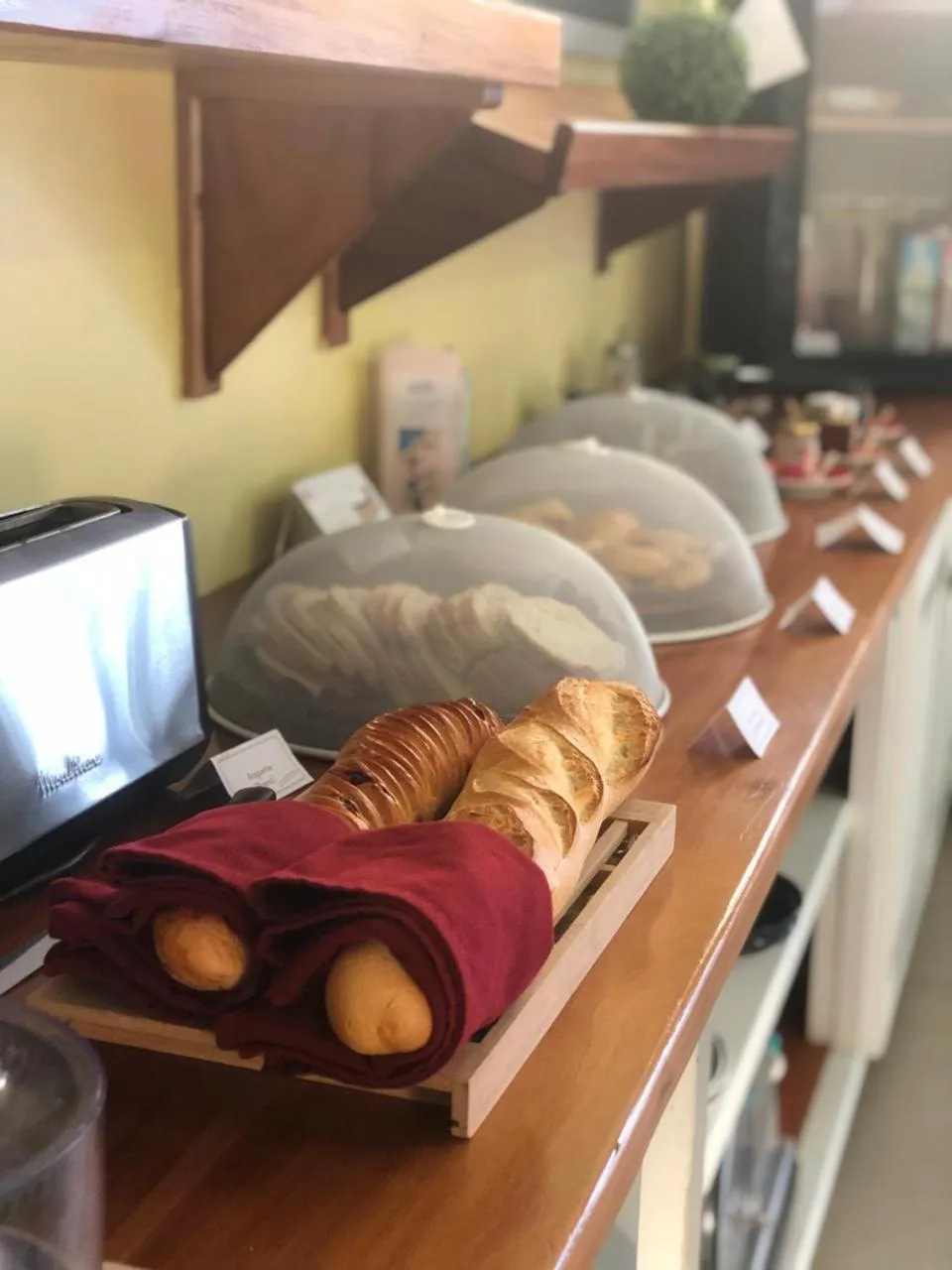 Buffet breakfast in Lindsey Hôtel