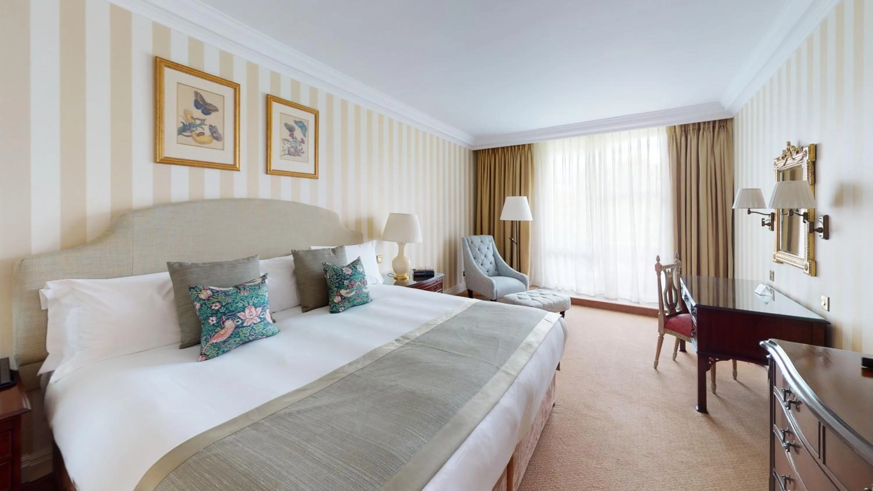 Bed in Cheval Thorney Court at Hyde Park