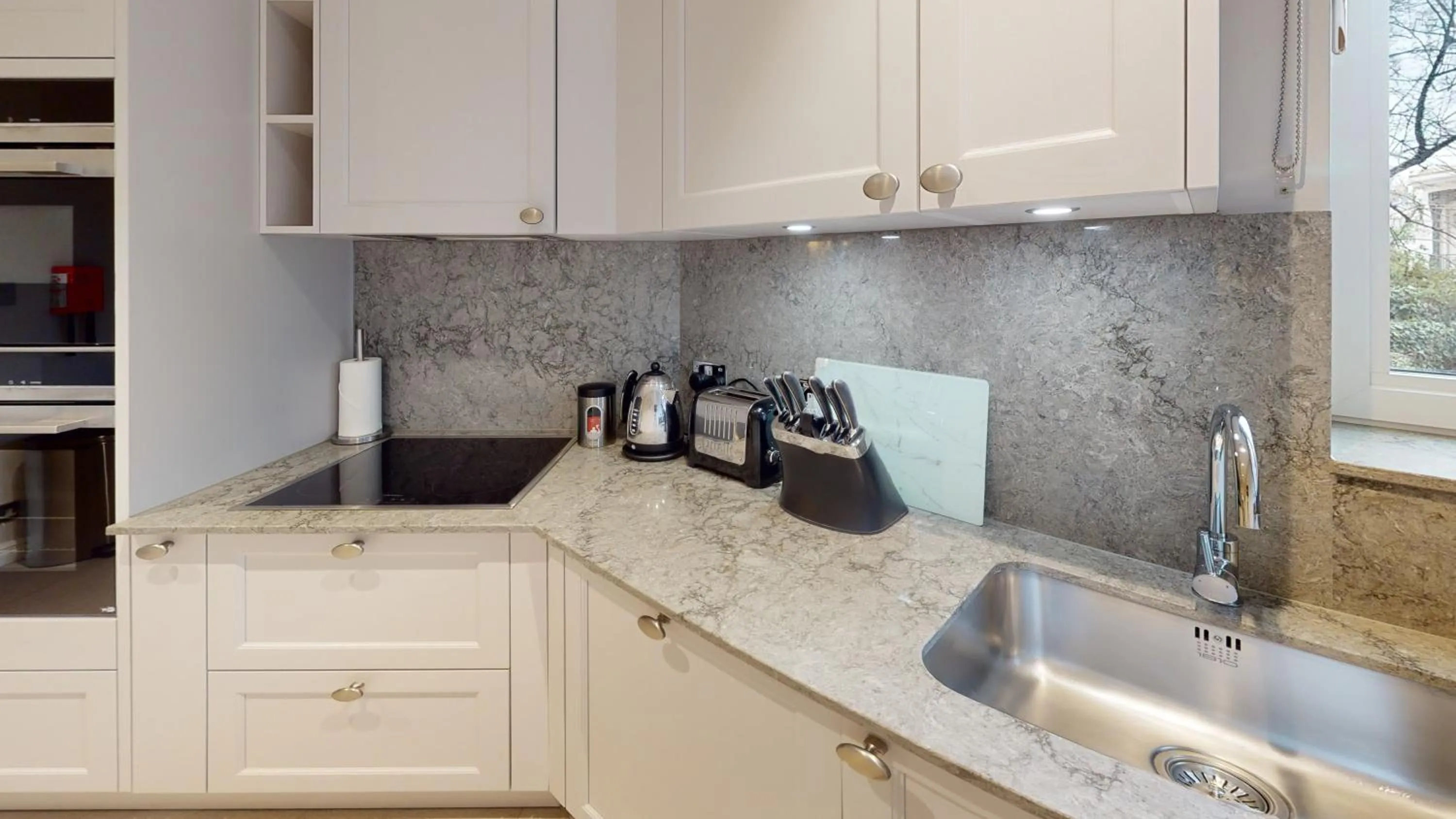 Coffee/tea facilities in Cheval Thorney Court at Hyde Park