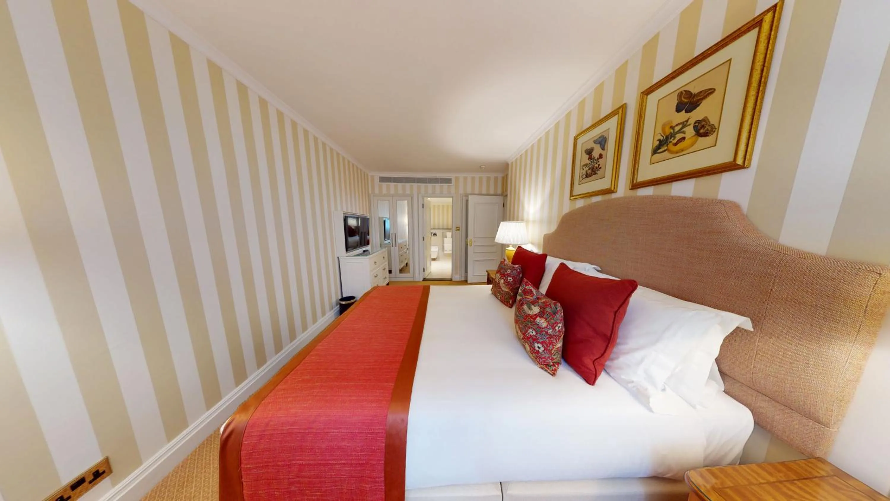 Bed in Cheval Thorney Court at Hyde Park