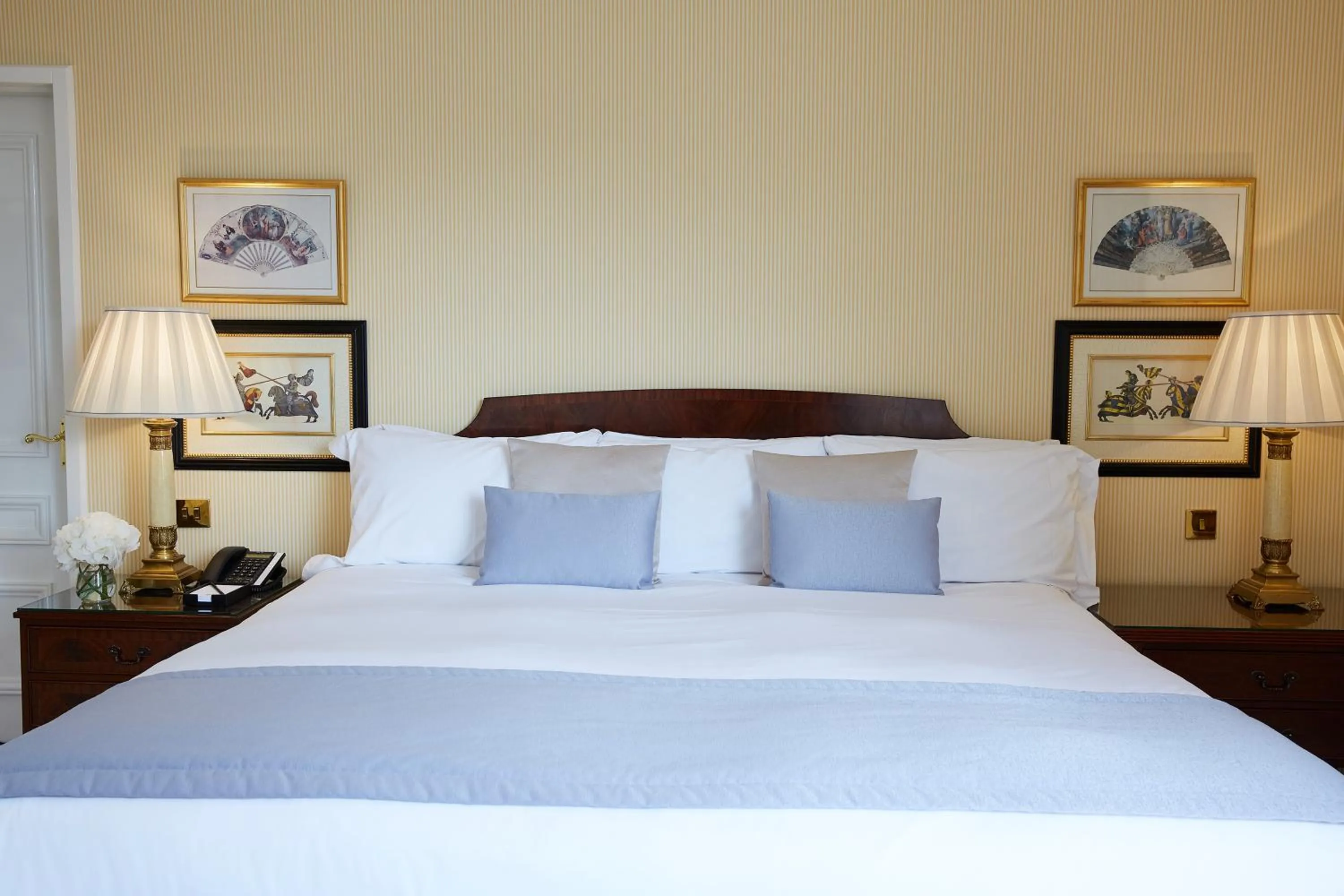 Bed in Cheval Thorney Court at Hyde Park