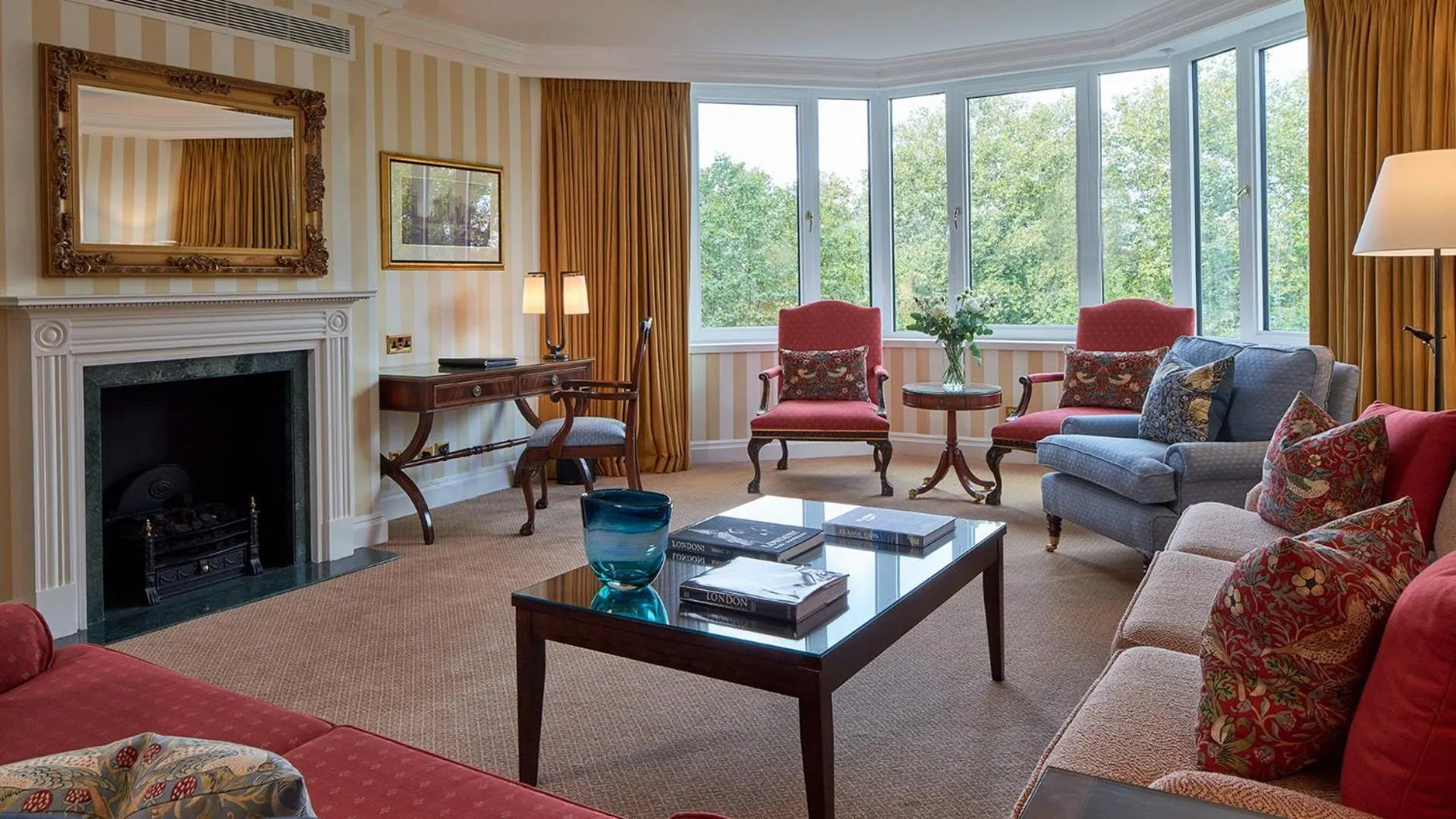 Living room in Cheval Thorney Court at Hyde Park