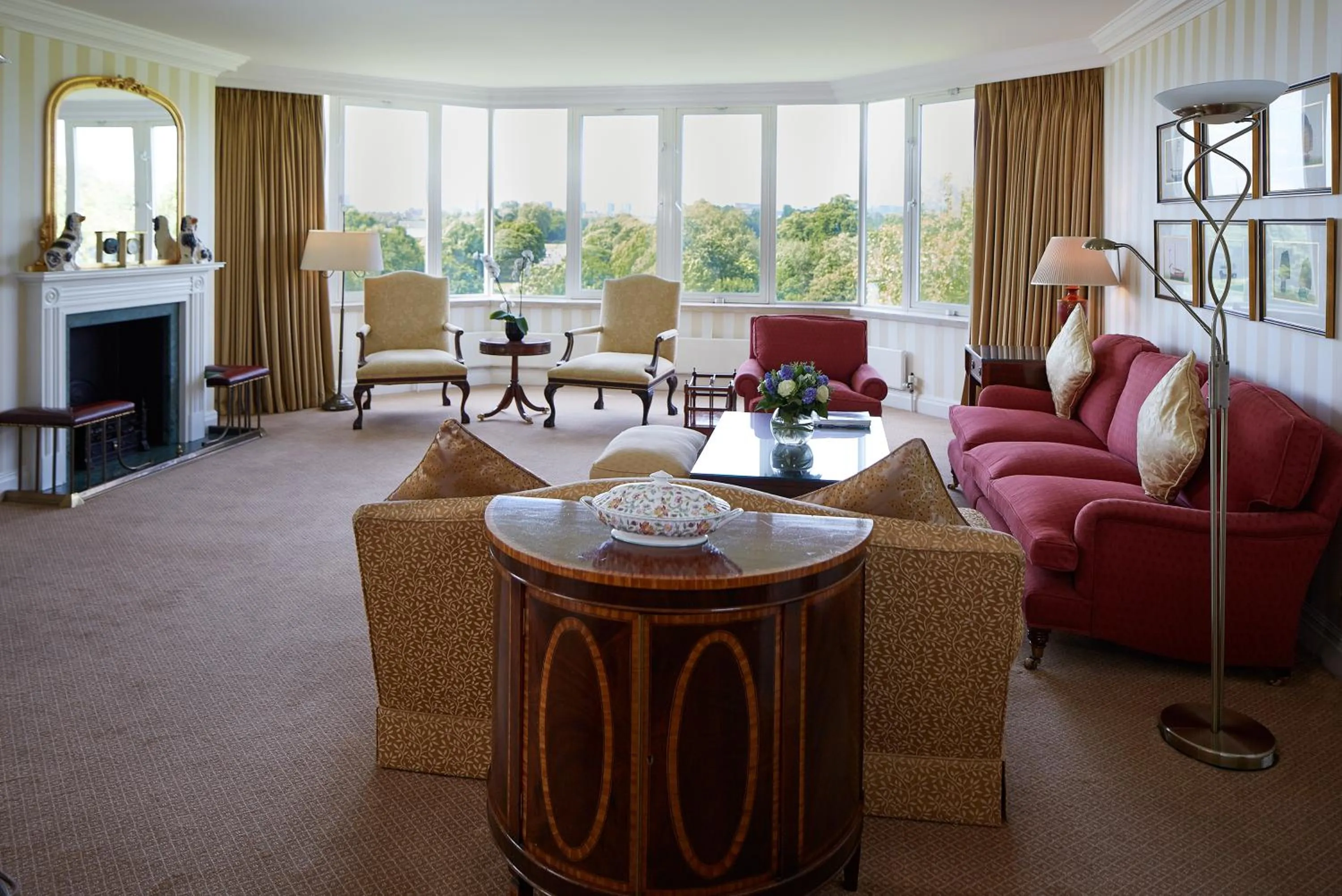 Living room in Cheval Thorney Court at Hyde Park