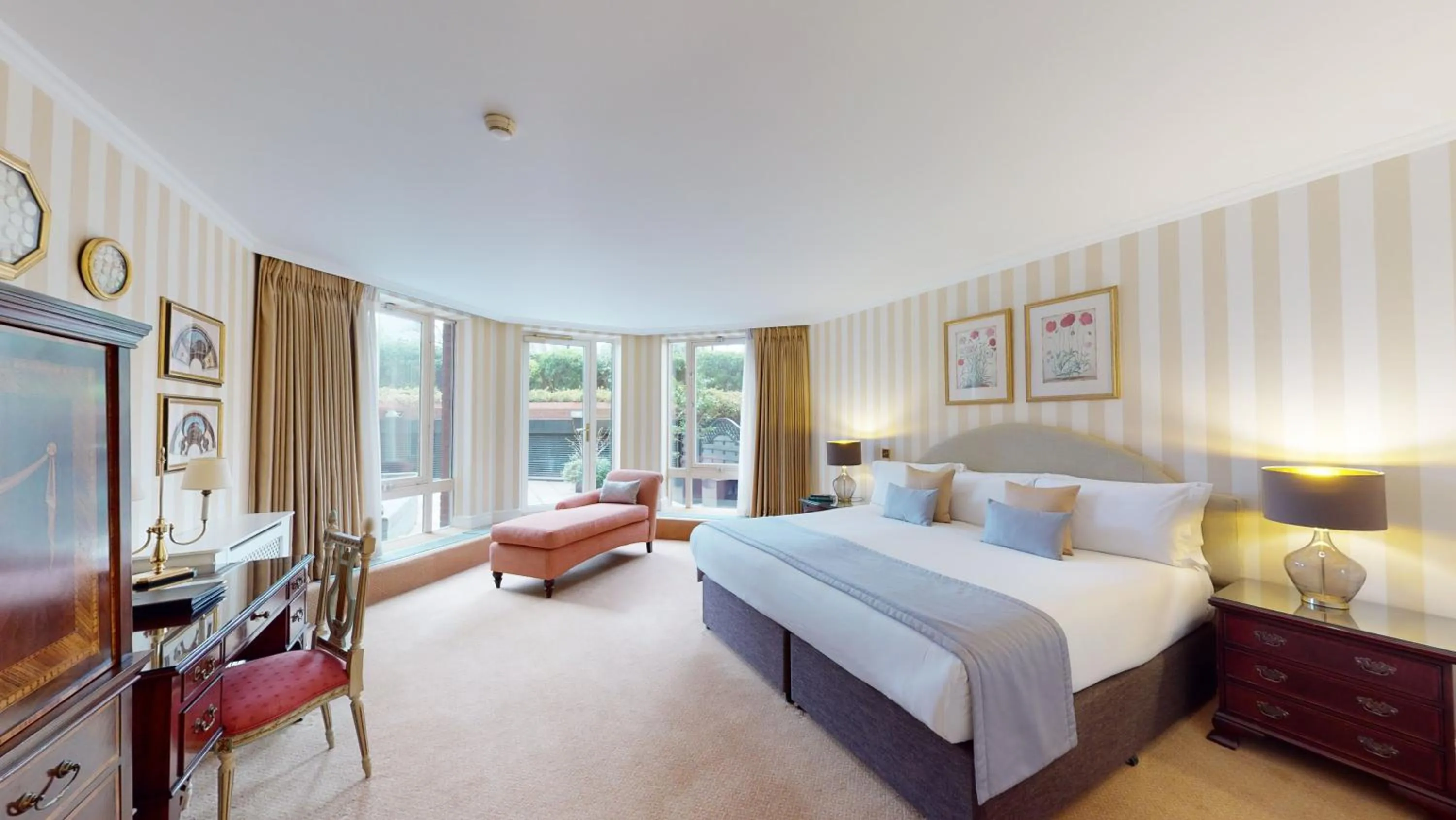 Bed in Cheval Thorney Court at Hyde Park