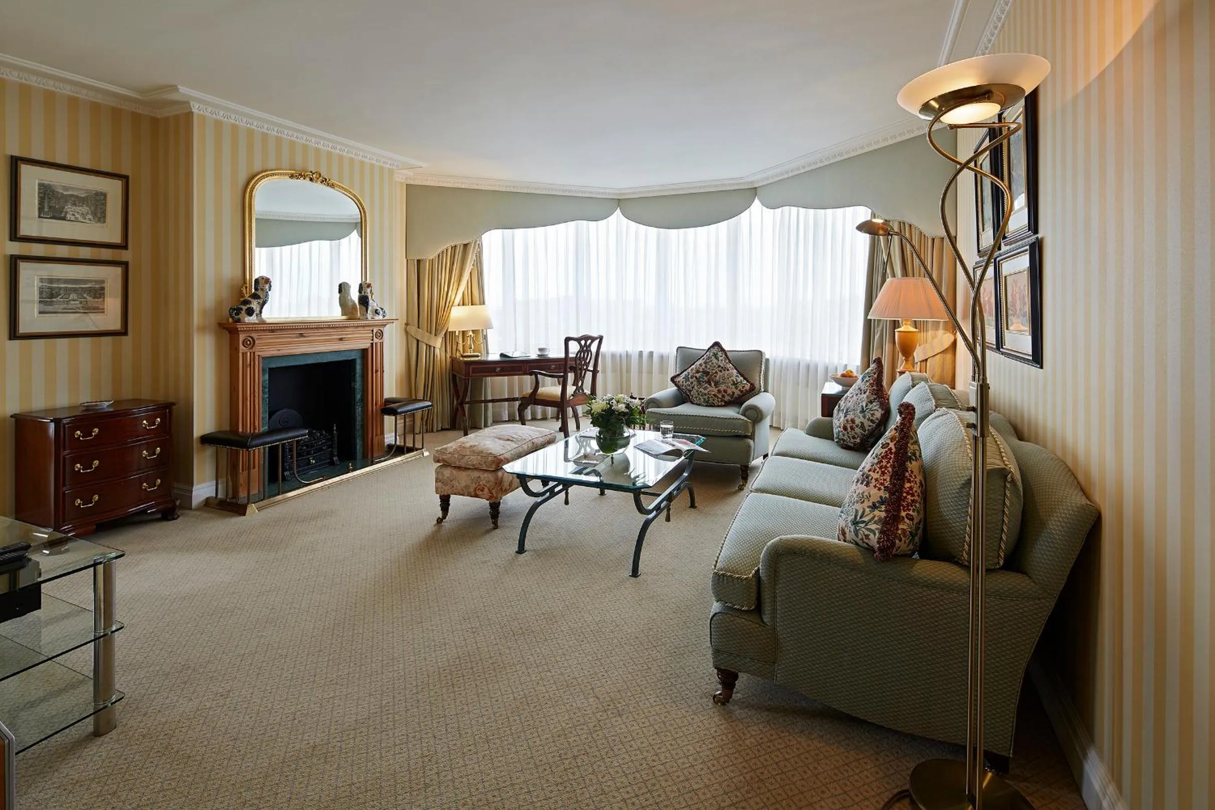 TV and multimedia in Cheval Thorney Court at Hyde Park