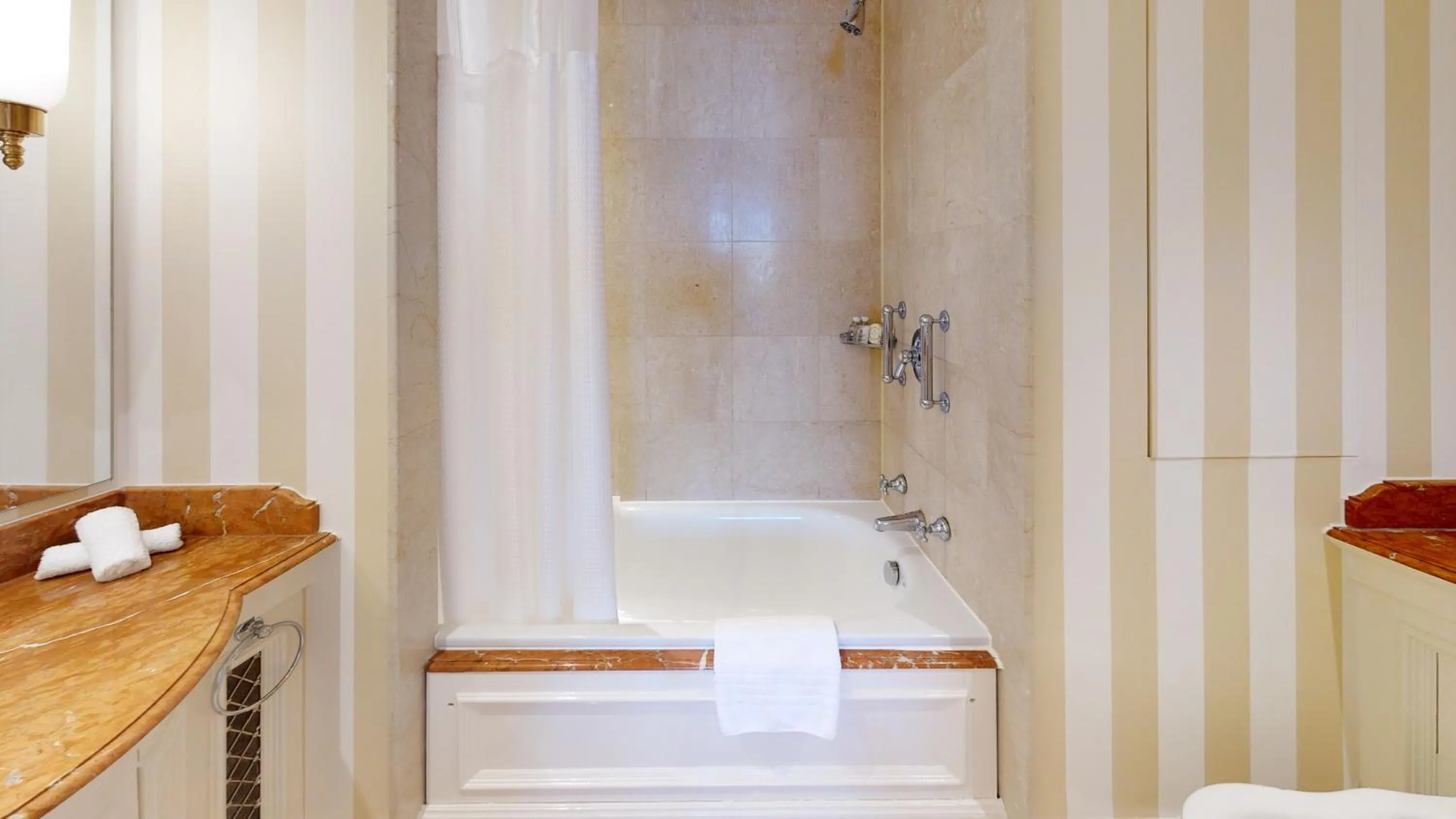 Shower in Cheval Thorney Court at Hyde Park