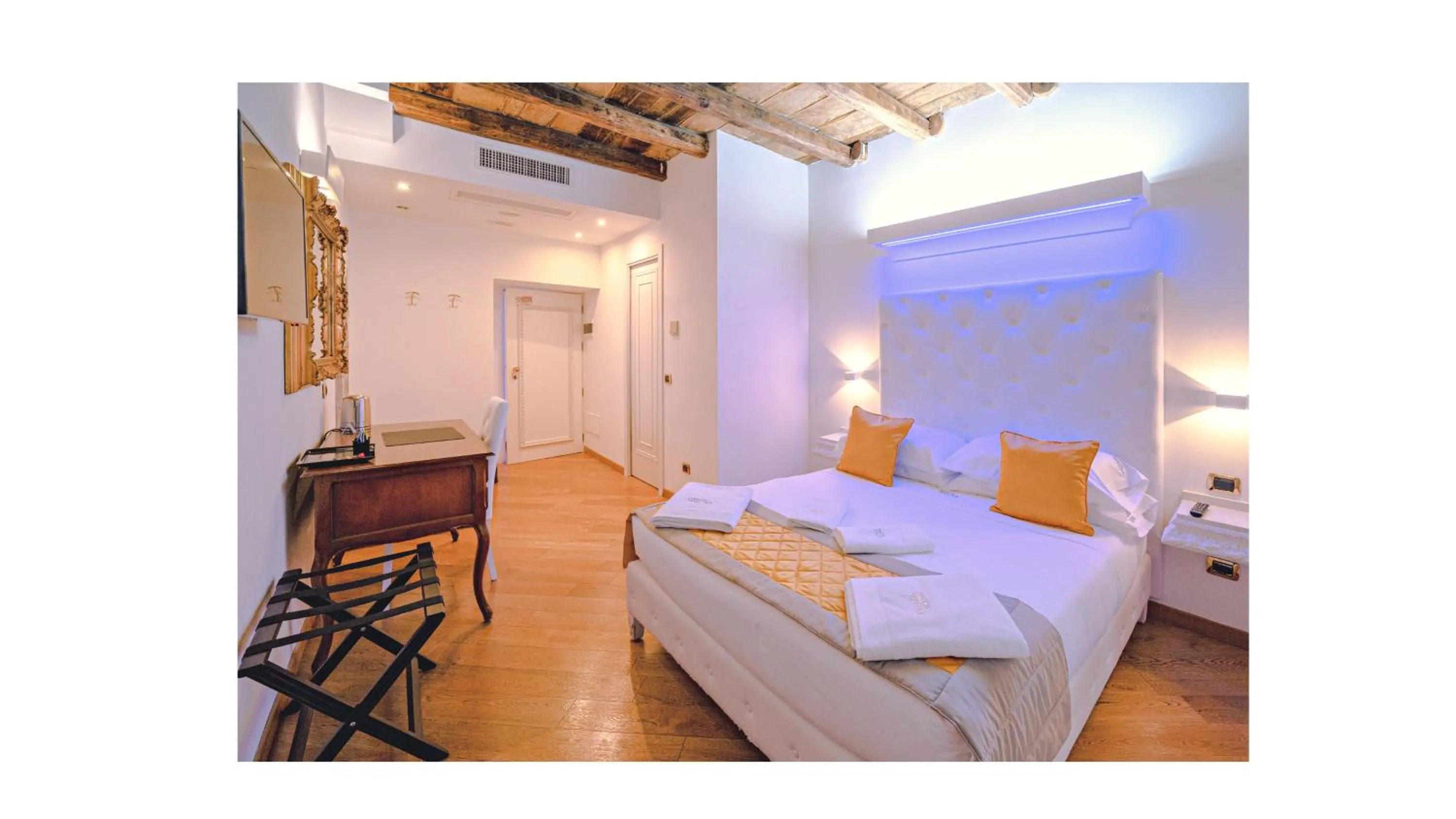 Bed in Maison Spagna Suites