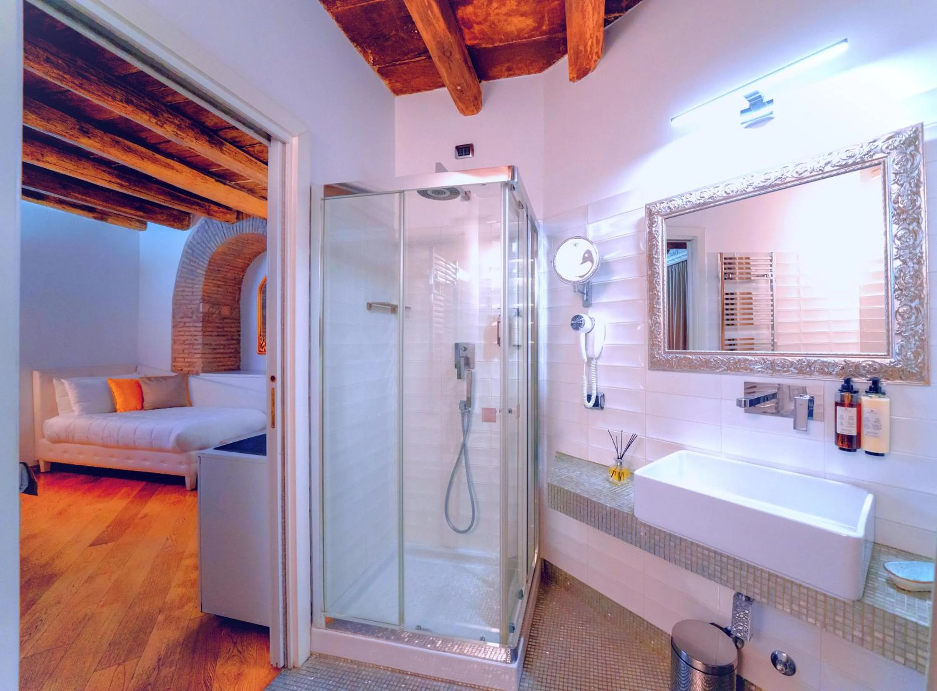 Bathroom, Bed in Maison Spagna Suites