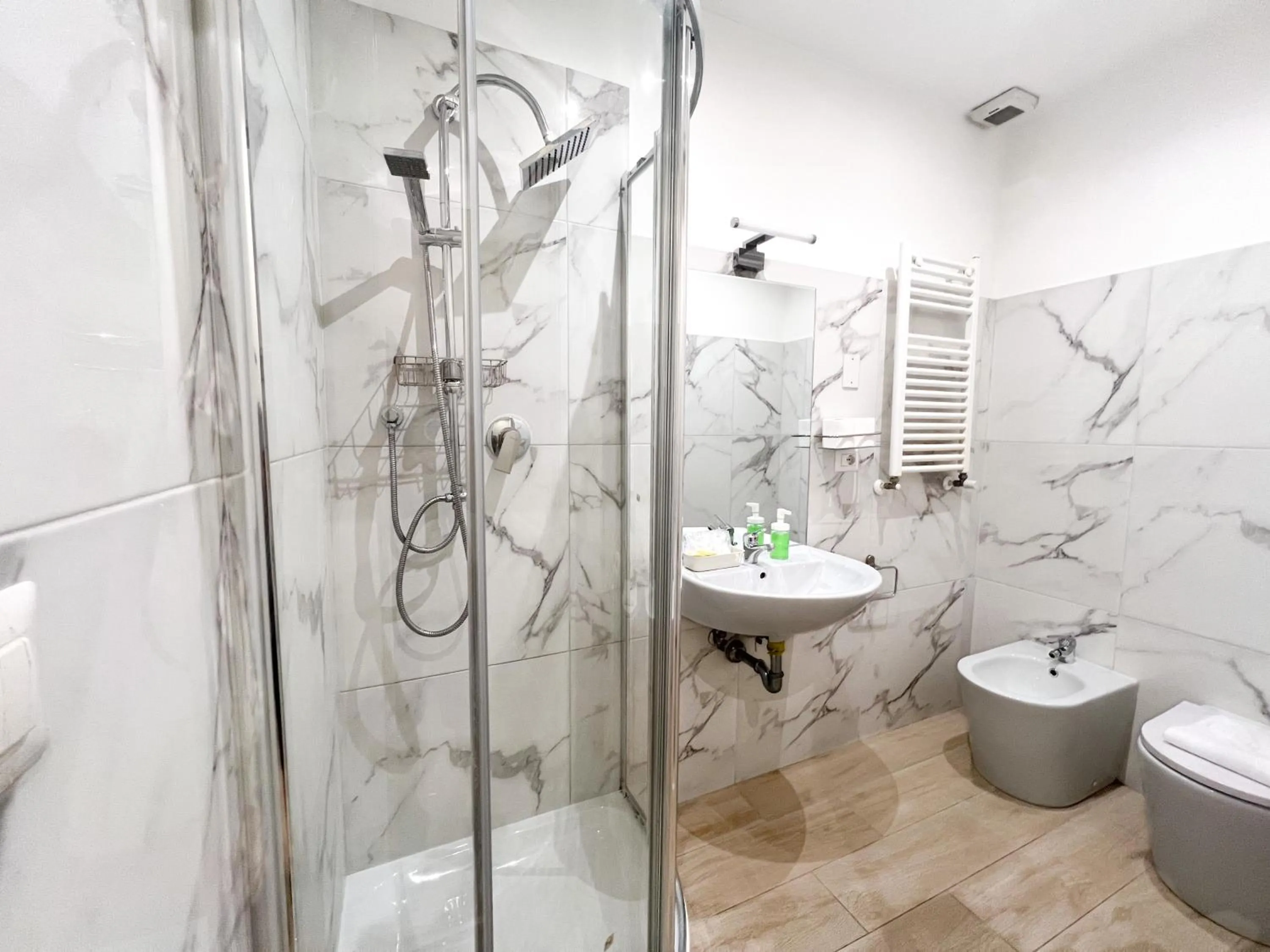 Shower in Booking House Rome