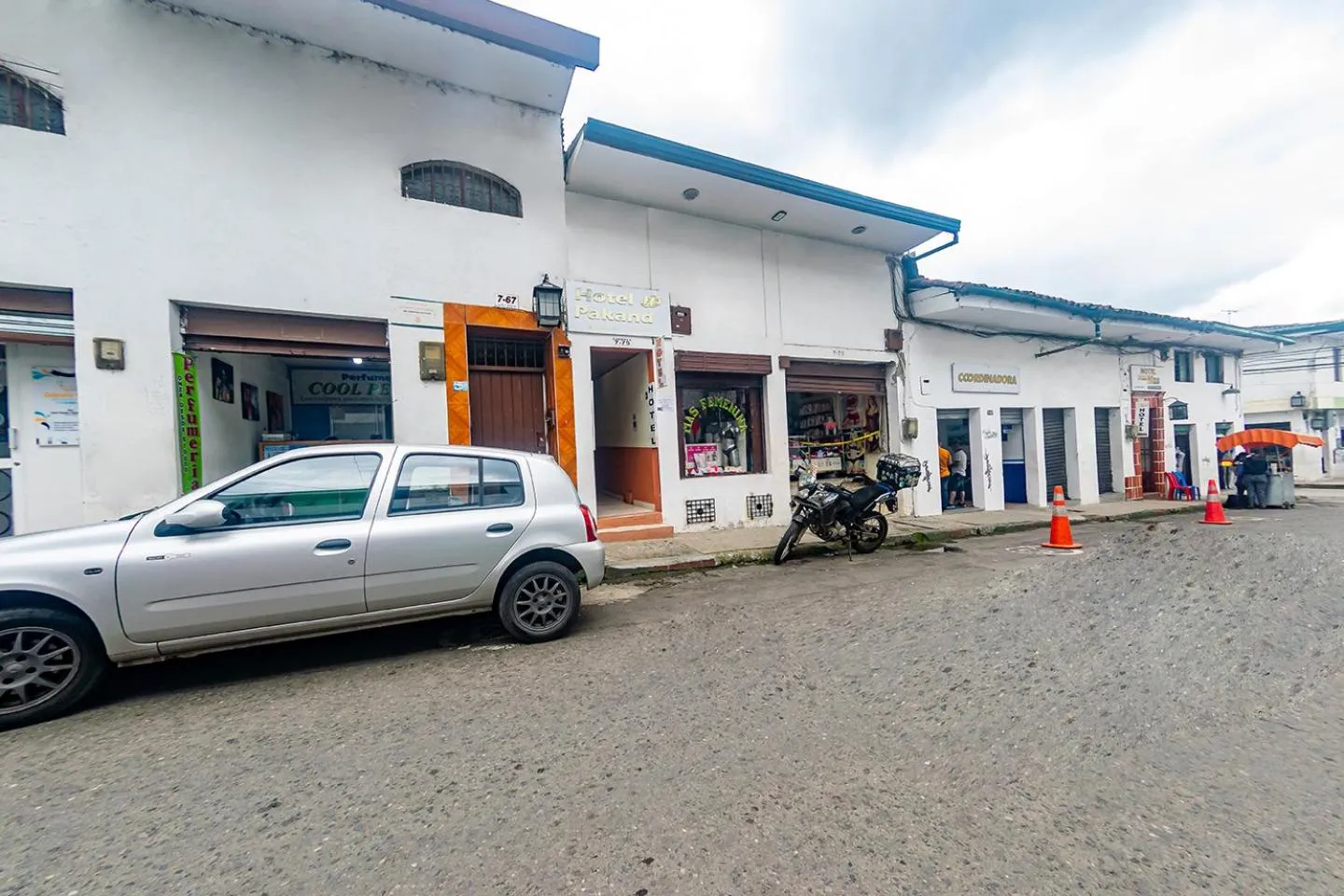 Facade/entrance in Ayenda Pakande