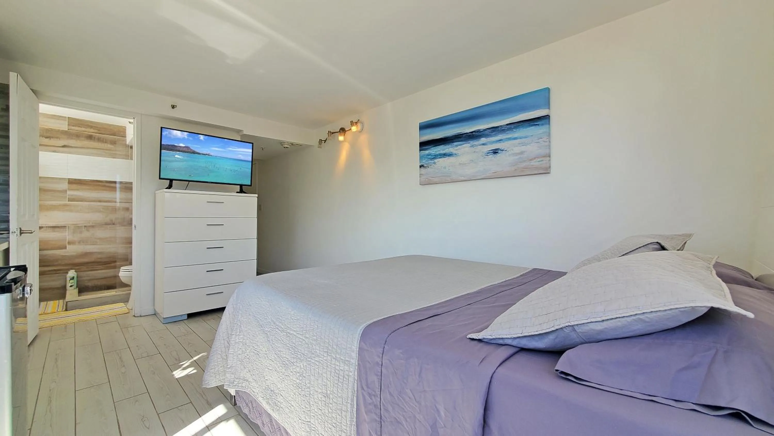 Bed in Waikiki beach modern studio No resort fee Best location