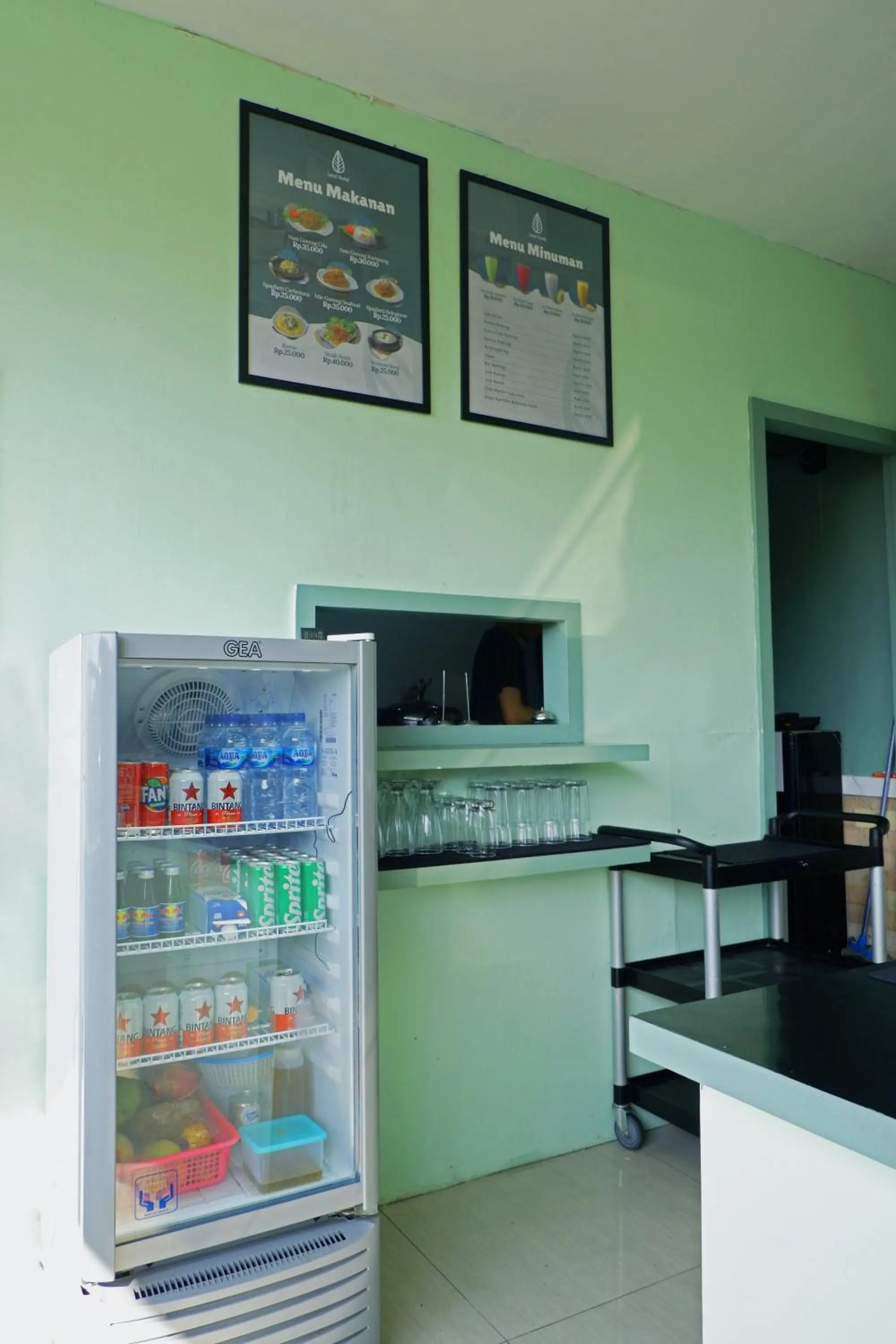 Restaurant/places to eat in LEAF HoteL