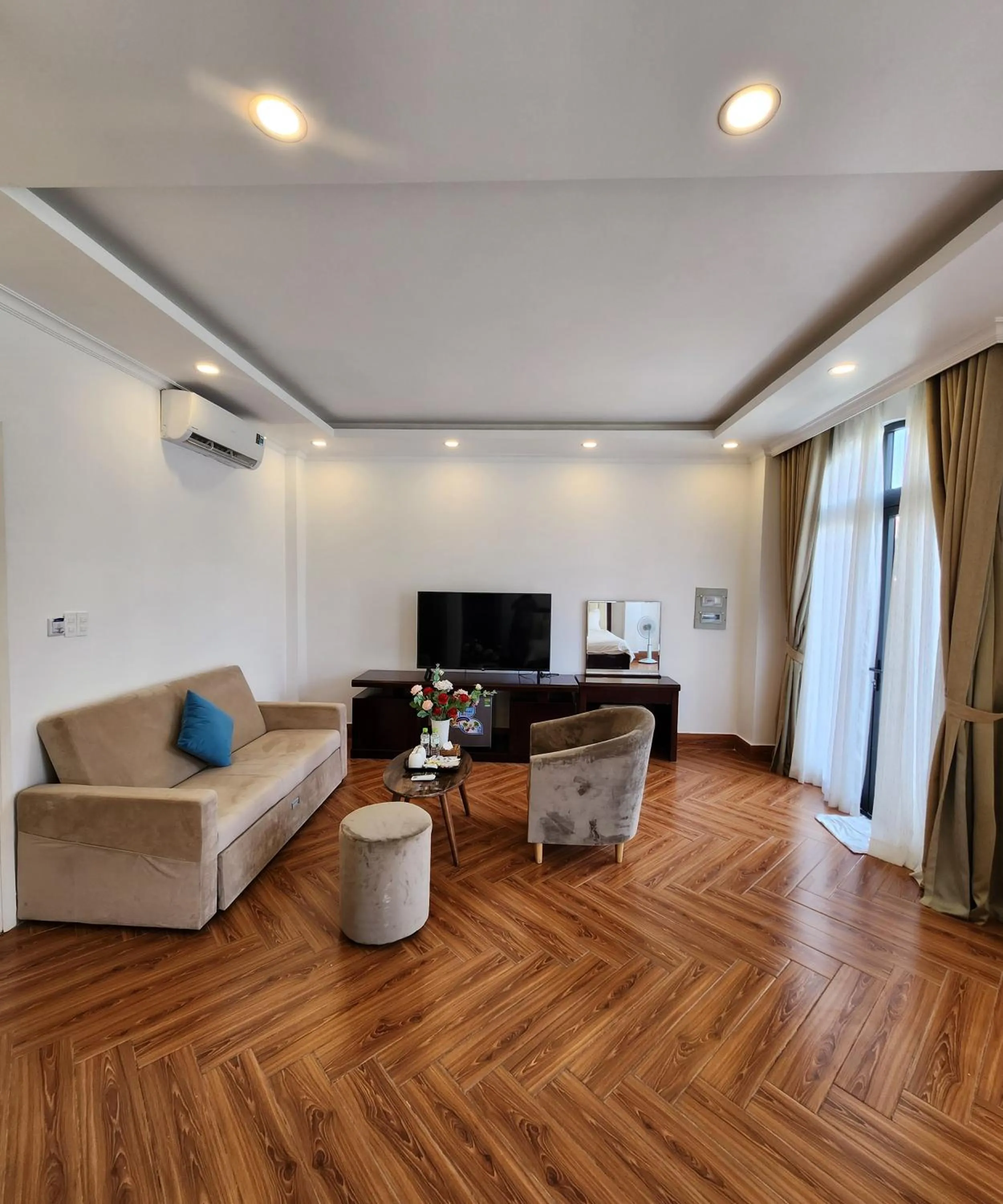 Communal lounge/ TV room in BREAKING DAWN- TAEYANG Hotel Phú Quốc