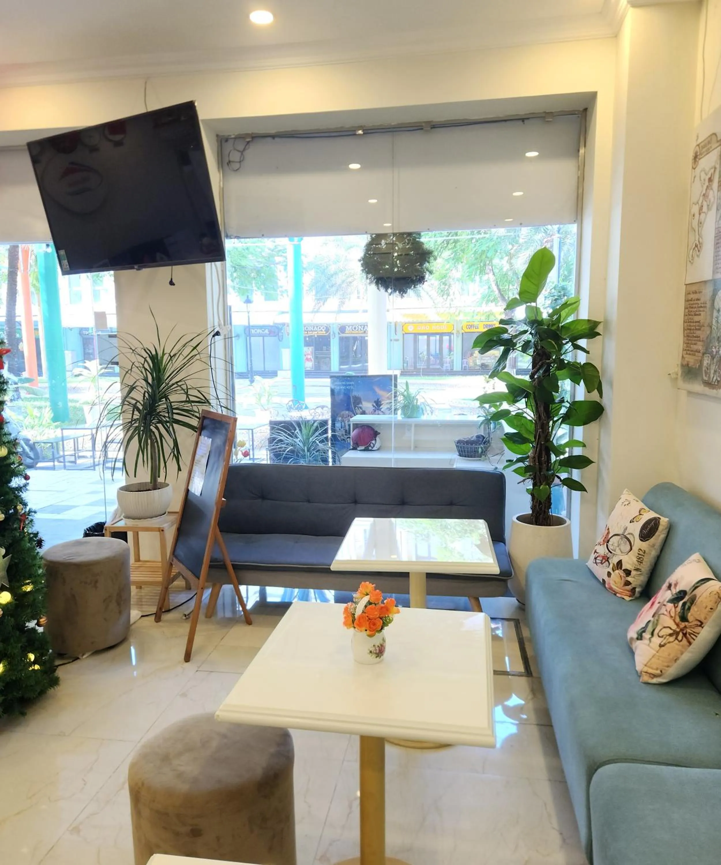 Communal lounge/ TV room in BREAKING DAWN- TAEYANG Hotel Phú Quốc