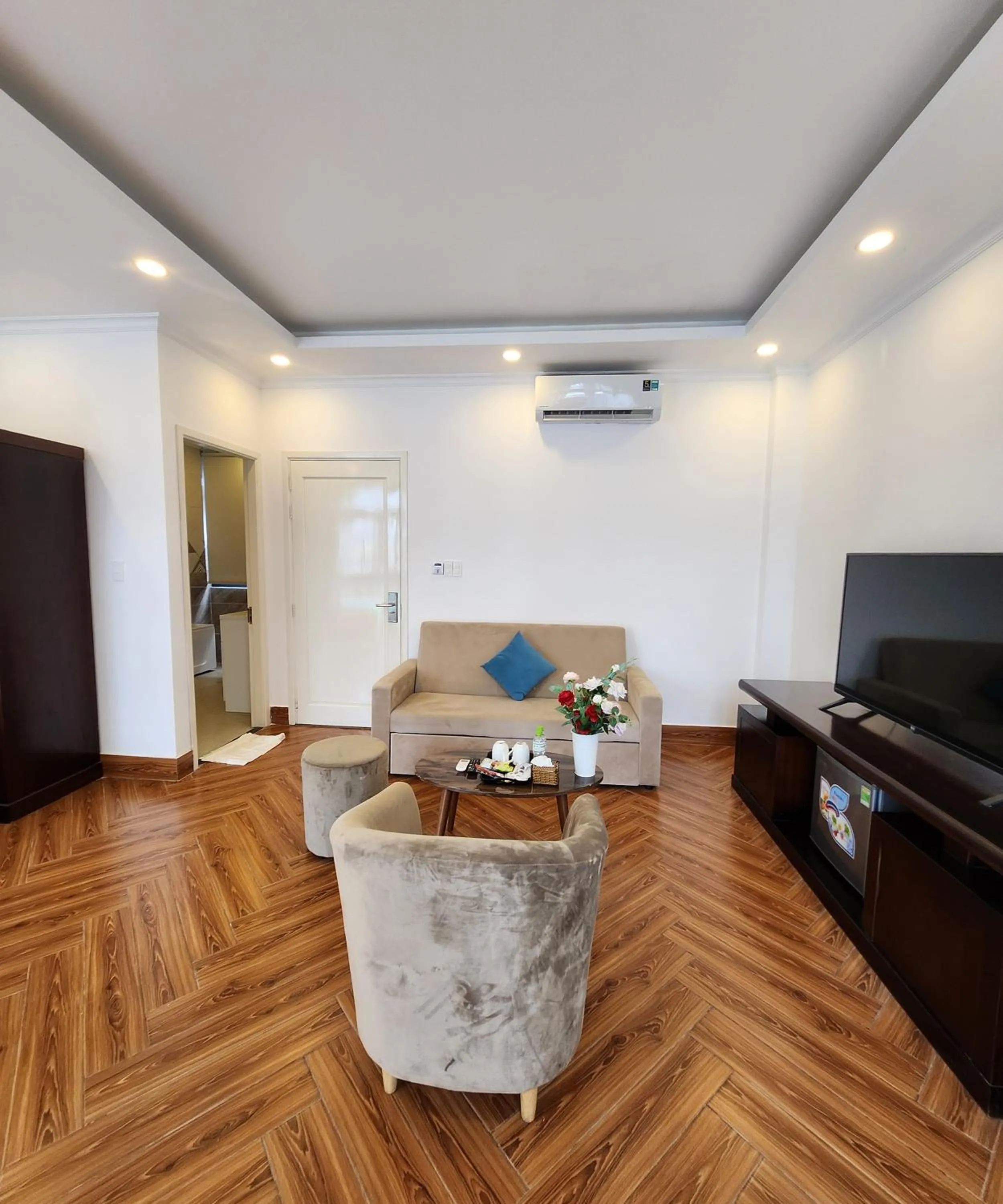 Communal lounge/ TV room in BREAKING DAWN- TAEYANG Hotel Phú Quốc