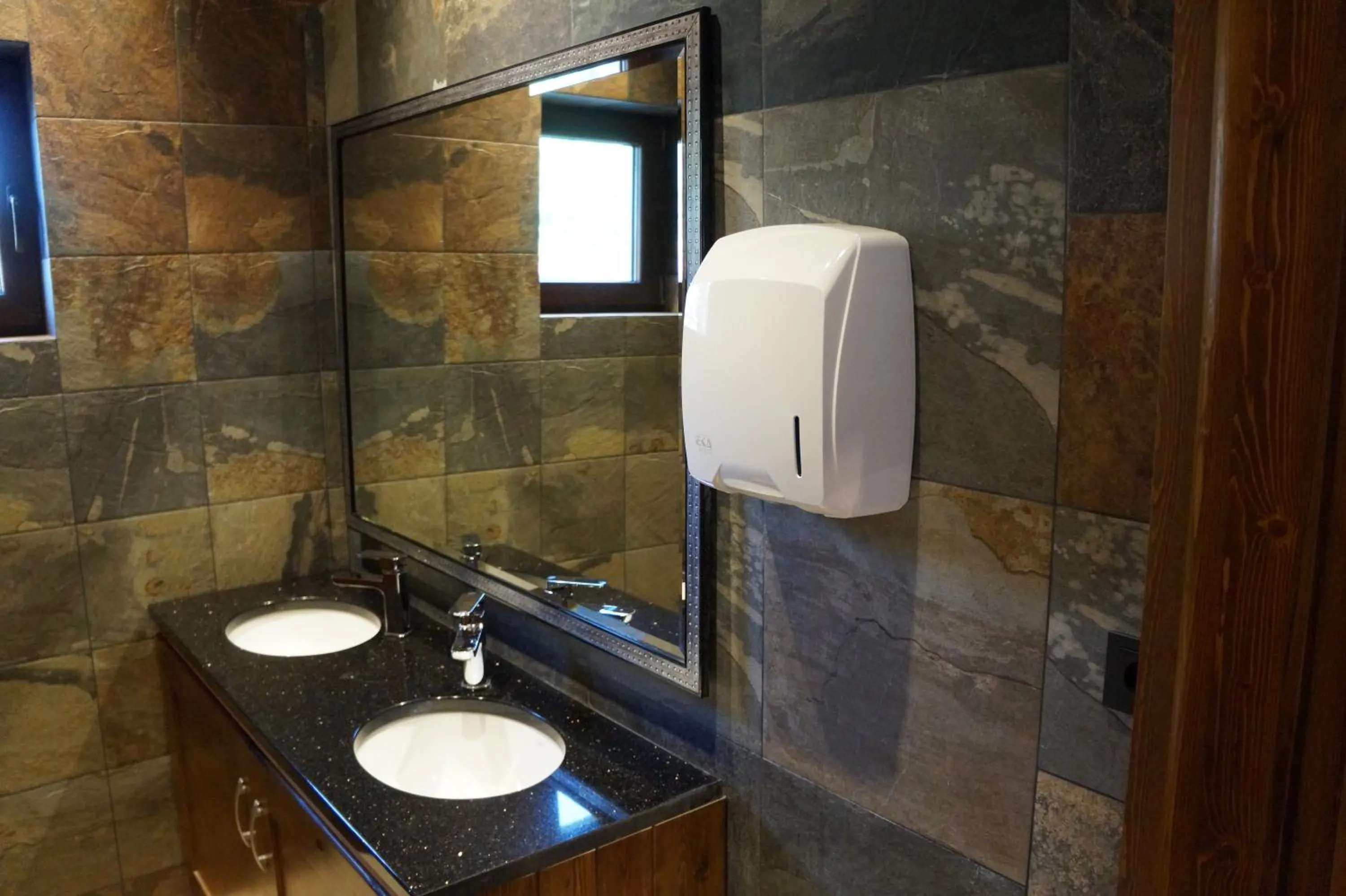 Restaurant/places to eat in Four Winds