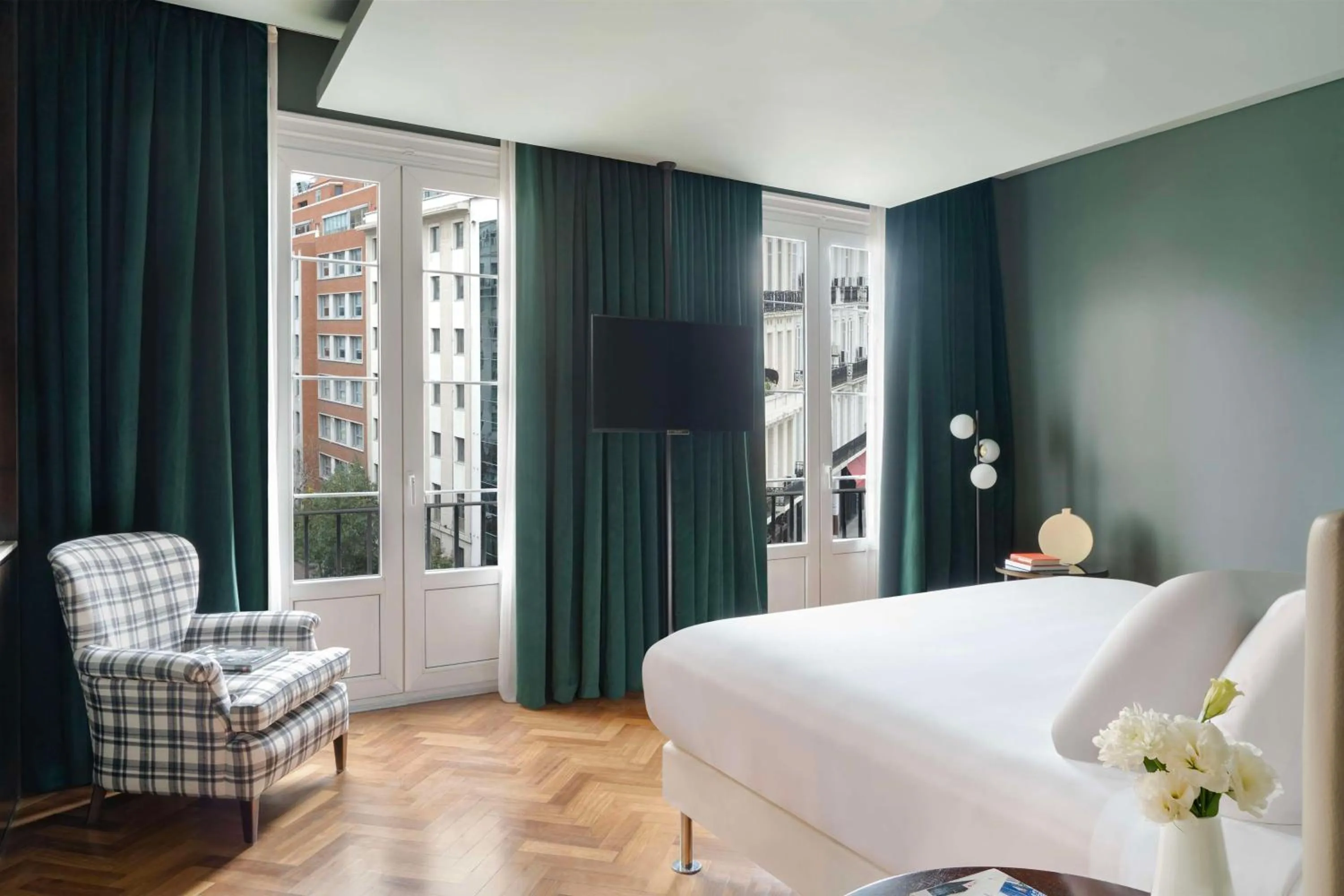 Photo of the whole room, Bed in NH Collection Buenos Aires Lancaster