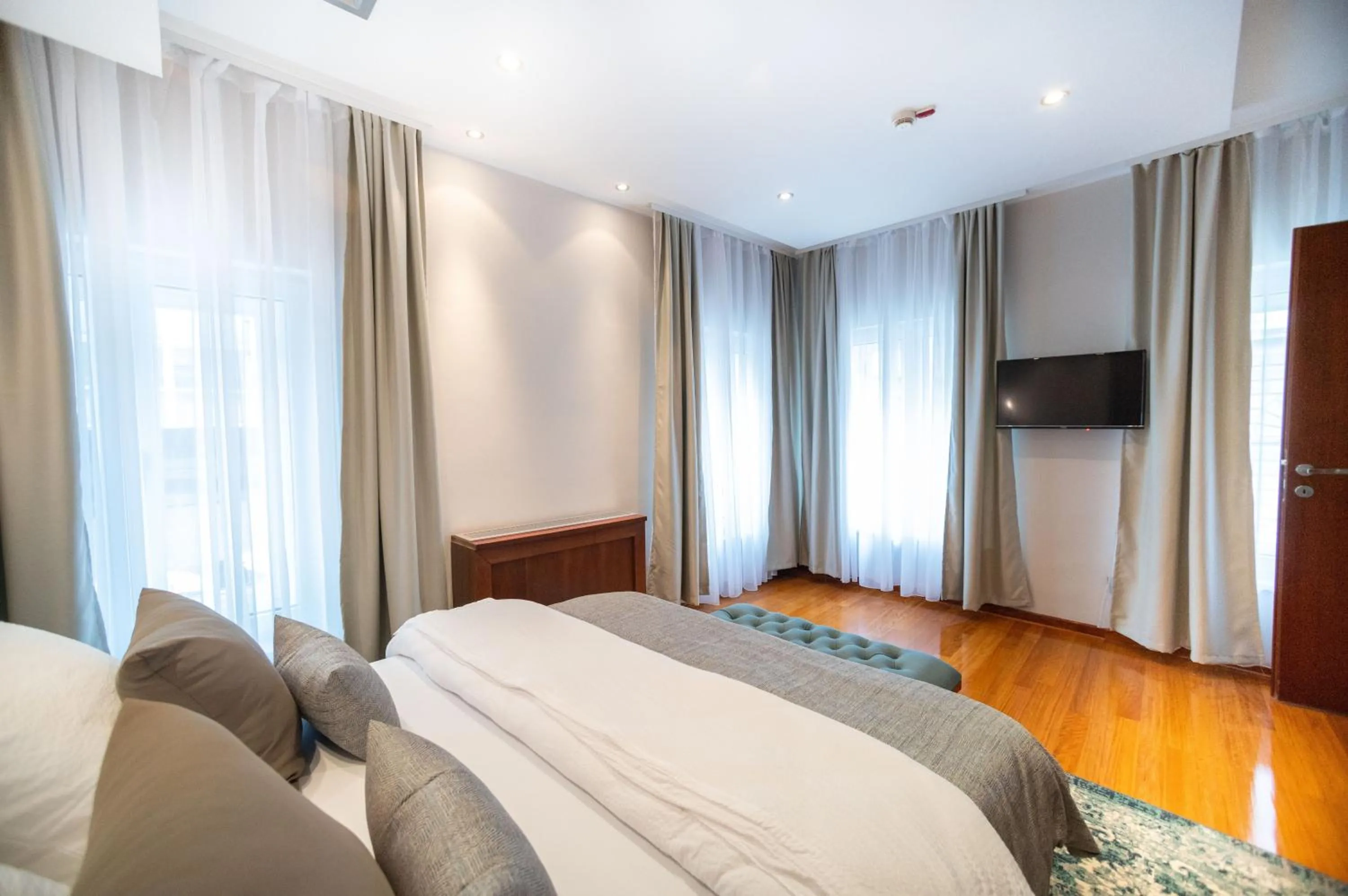 Communal lounge/ TV room, Bed in NATALI Luxury suites PARKING