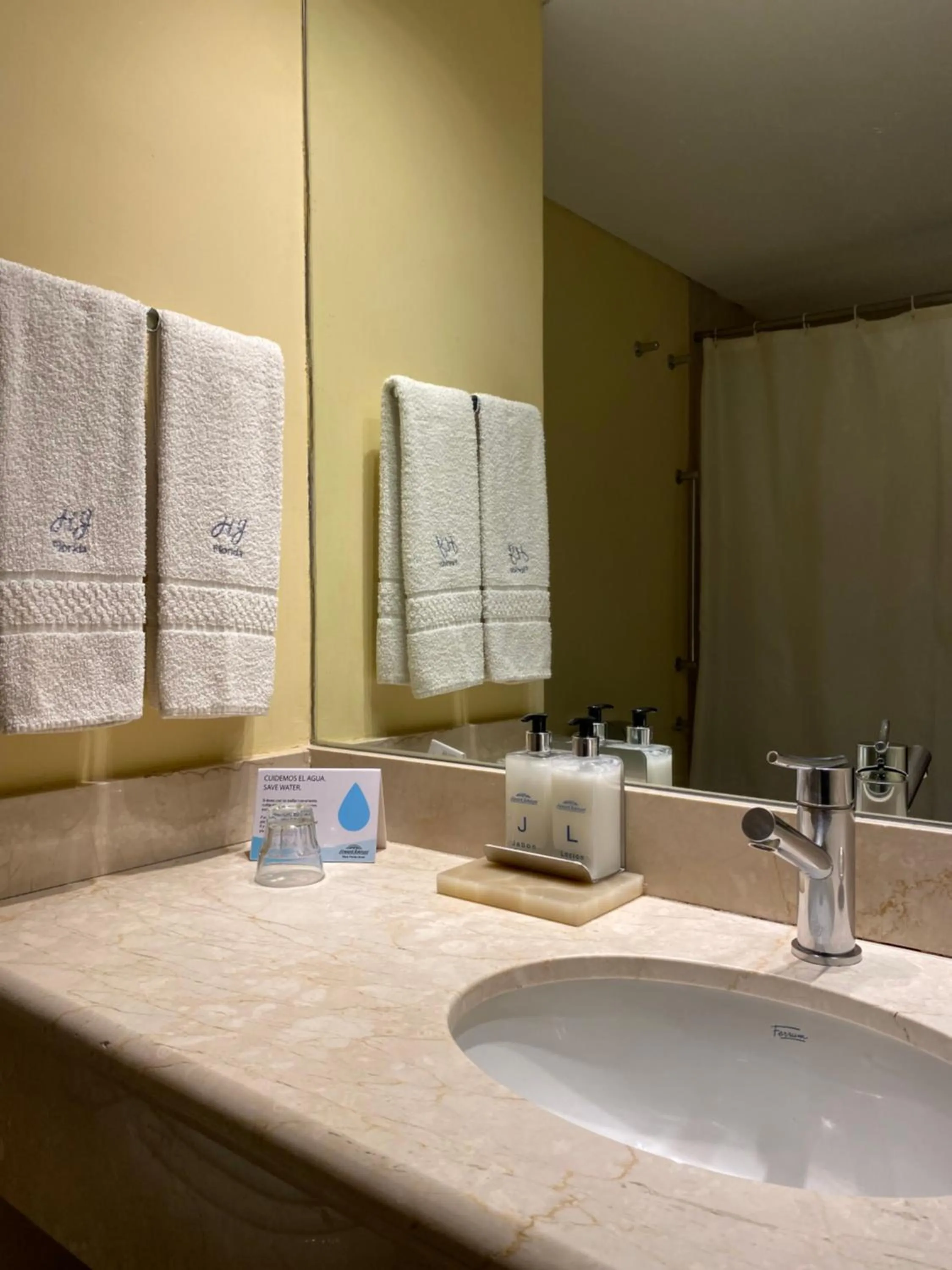 Bathroom in Howard Johnson Plaza by Wyndham Buenos Aires Florida Street