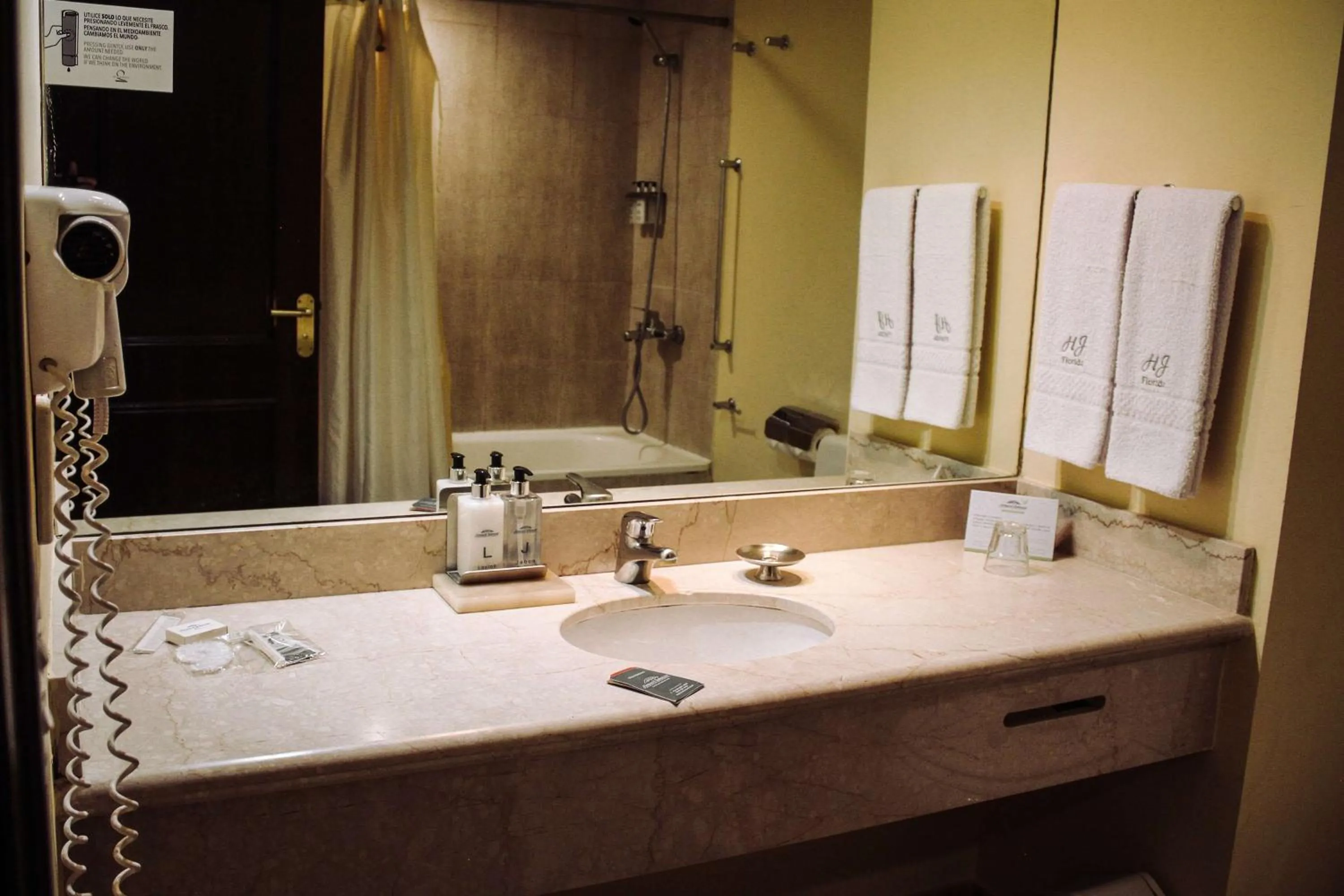 Photo of the whole room in Howard Johnson Plaza by Wyndham Buenos Aires Florida Street